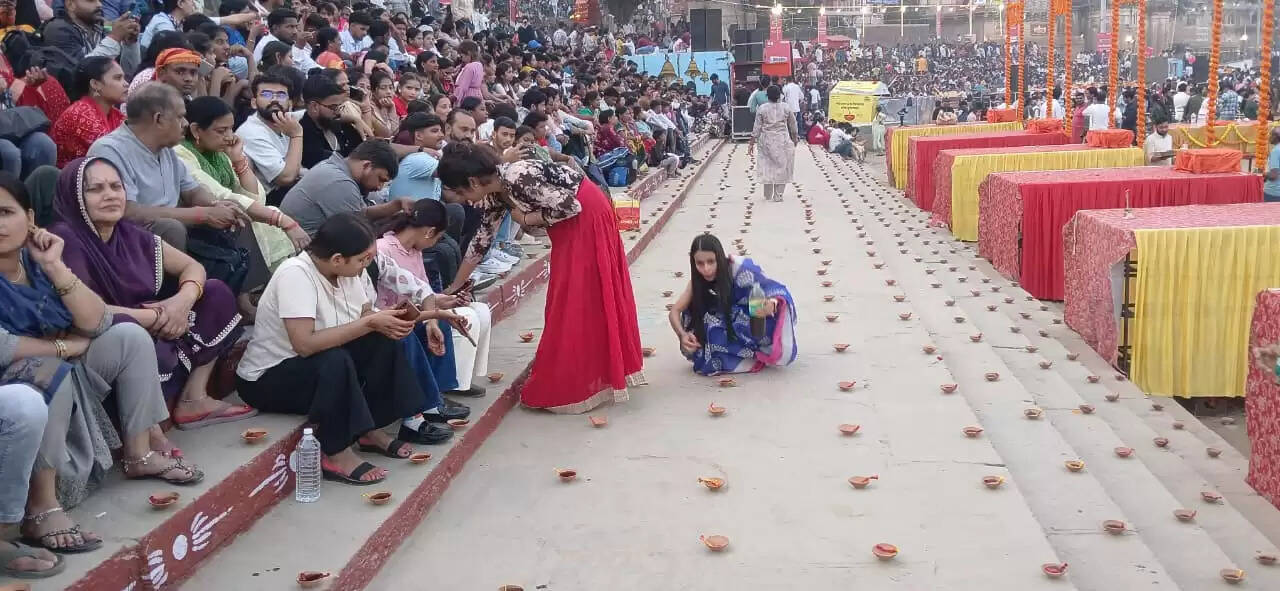 गंगा घाट दीपों की लाखों ज्योतियों से आलोकित होने को तैयार हैं। घाटों पर सज रही दीयों की कतारें, रंग-बिरंगी रंगोलियां और श्रद्धालुओं का उत्साह मिलकर अद्भुत दृश्य प्रस्तुत कर रहे हैं। शाम 5:30 बजे दीप प्रज्वलन के साथ ही काशी विश्वनाथ की नगरी रोशनी और आस्था के सागर में डूब जाएगी।