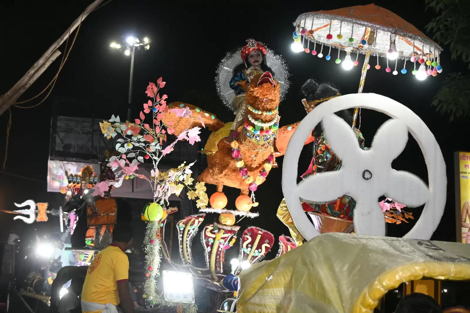 चेतगंज की विश्व प्रसिद्ध नक्क्टैया का आयोजन शुक्रवार की रात किया गया। नक्कटैया में देश भर से आए लाग विमान शामिल हुए। इसमें तरह-तरह की झाकियों ने लोगों का मन मोह लिया। पहलगाम हमले के बाद पाकिस्तान के खिलाफ भारत के ऑपरेशन सिंदूर की झांकी ने लोगों का ध्यान खींचा।