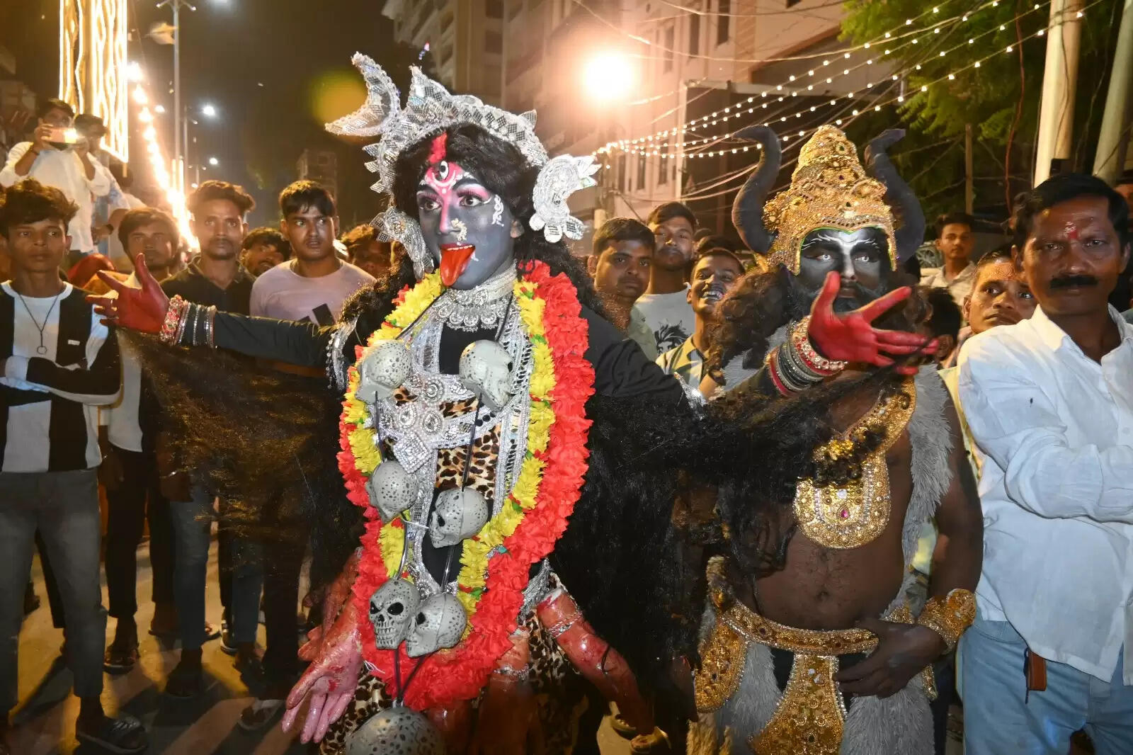 चेतगंज की विश्व प्रसिद्ध नक्क्टैया का आयोजन शुक्रवार की रात किया गया। नक्कटैया में देश भर से आए लाग विमान शामिल हुए। इसमें तरह-तरह की झाकियों ने लोगों का मन मोह लिया। पहलगाम हमले के बाद पाकिस्तान के खिलाफ भारत के ऑपरेशन सिंदूर की झांकी ने लोगों का ध्यान खींचा।