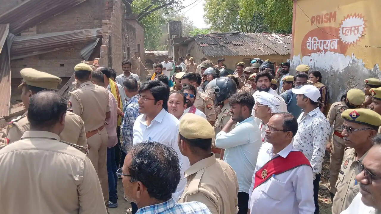 अवलेशपुर में गरजा बुलडोजर, अतिक्रमण हटाने पहुंची टीम तो महिलाओं ने मिठाई-पानी देकर जताया विरोध