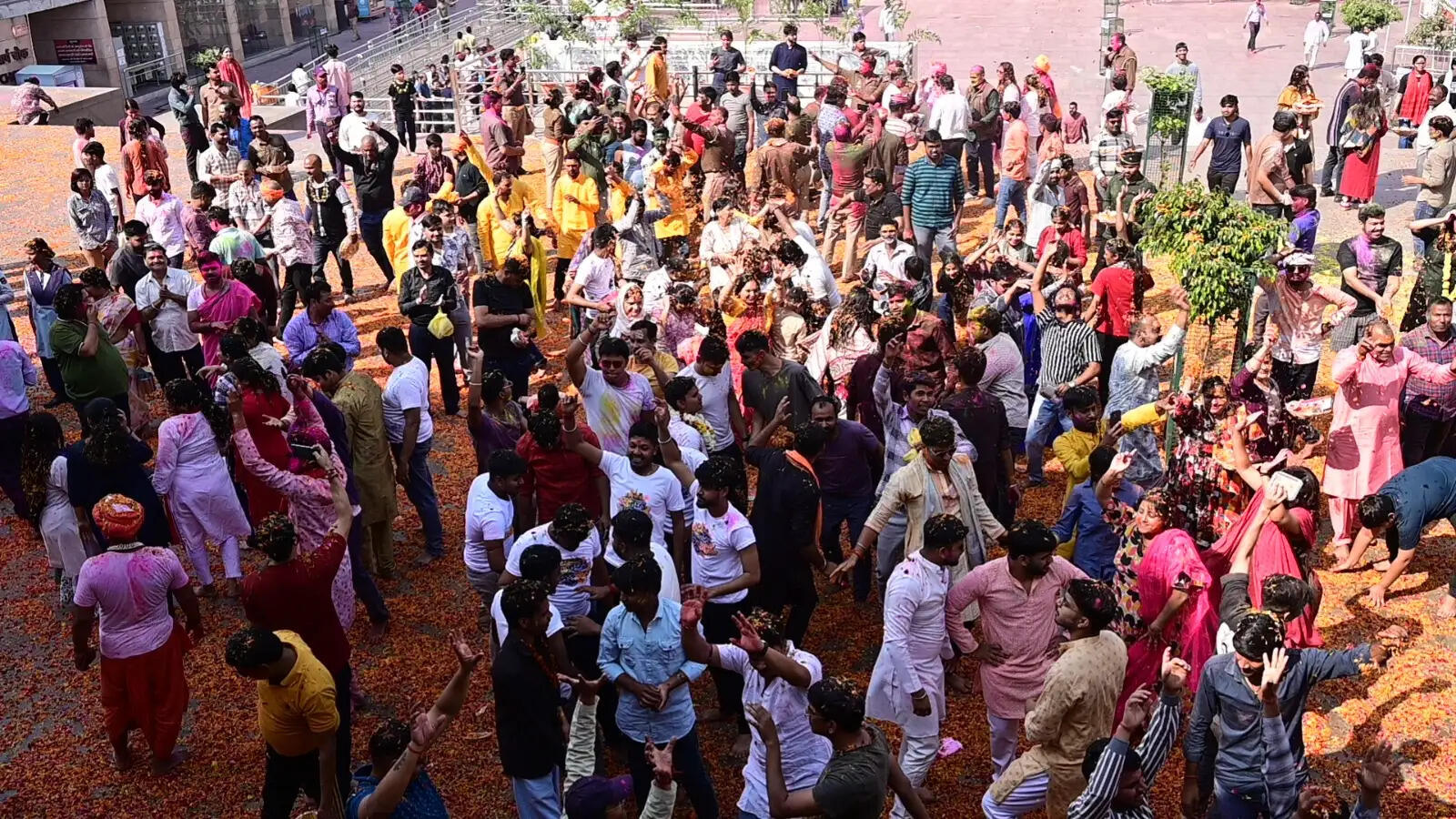 होली के रंग में रंगी काशी, जमकर उड़े रंग-गुलाल, तस्वीरों में दिखा गलियों से घाटों तक उल्सास...