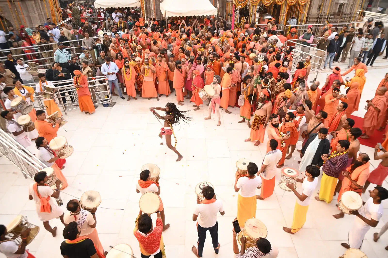 तन पर भस्म रमाई, हाथों में गदा, त्रिशूल और तलवार लेकर नागा साधुओं ने काशी में निकाली पेशवाई, हर-हर महादेव के उद्घोष से गूंजी बाबा विश्वनाथ की अंगनाई