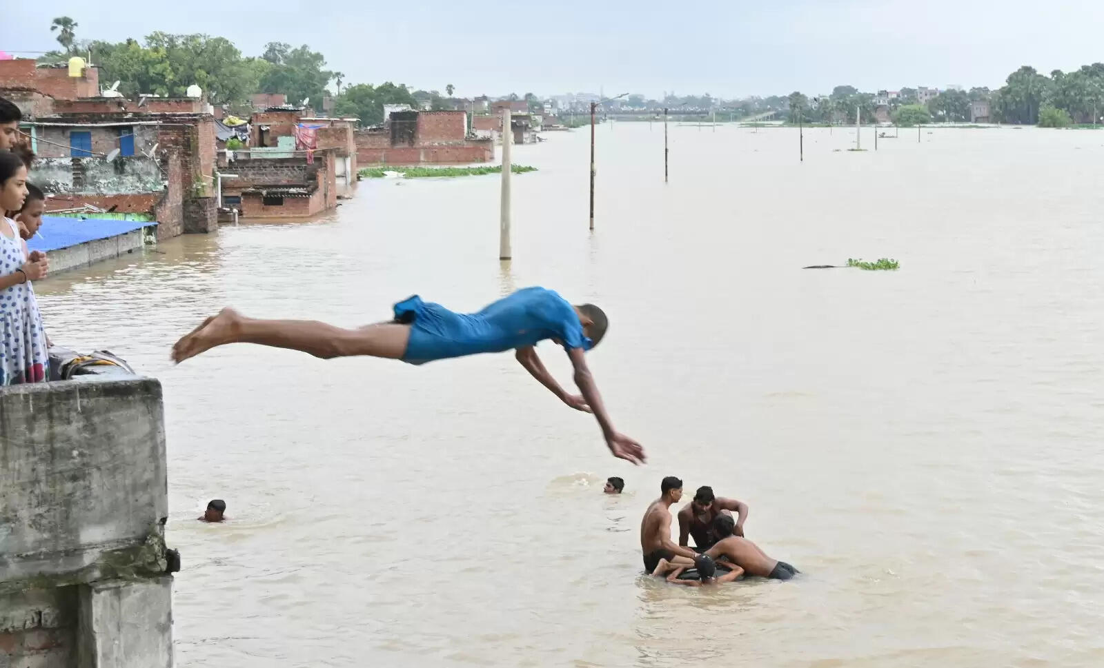 Varanasi flood : बनारस में बाढ़ की आफत, सड़कें और कॉलोनियां पानी-पानी, तस्वीरों में देखिये हालात