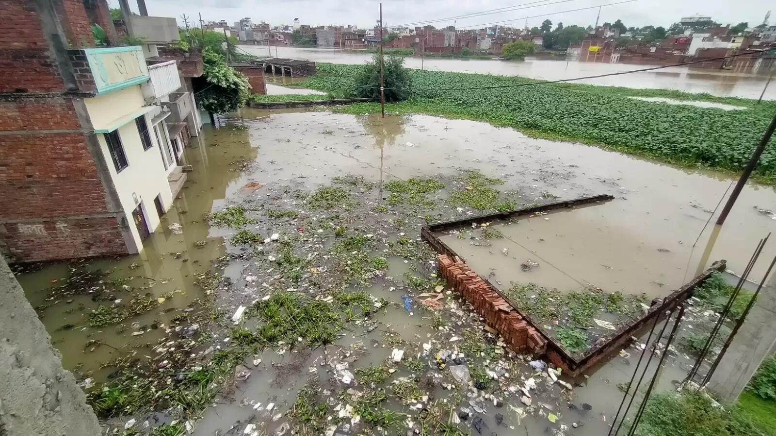 वाराणसी। पतितपावनी मां गंगा काशी में इस समय अपने रौद्र रूप में हैं। बनारस में गंगा का जलस्तर खतरे के निशान से ऊपर पहुंच चुका है। इसके चलते वरूणा भी उफान पर है। शहर के कई इलाके और गांव बाढ़ की चपेट में आ चुके हैं। सड़कें और गलियों में गाड़ी-मोटर की जगह नावें दौड़ रही हैं। वहीं हजारों लोग घर छोड़कर पलायन को विवश हो गए हैं। तस्वीरों में देखिये बनारस में बाढ़ के हालात.....।