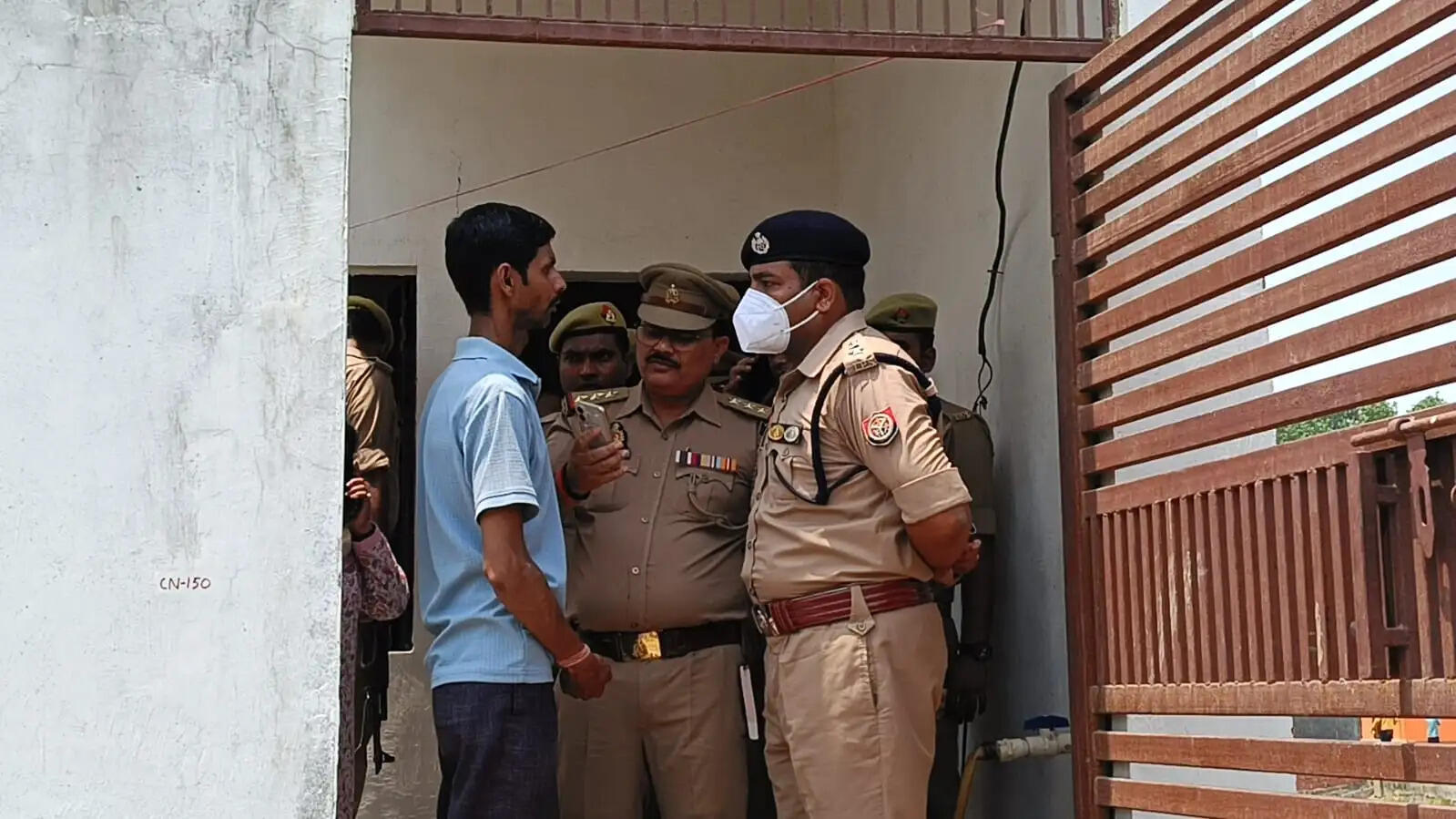 चोलापुर थाना क्षेत्र में बुधवार को दो अलग-अलग स्थानों पर दो युवकों के शव मिलने से सनसनी फैल गई। एक शव हरिश्चंद्र कॉलेज की बाउंड्री के पास मिला, जबकि दूसरा शव पास के ही एक घर के बाथरूम से बरामद किया गया। दो शव मिलने की सूचना के बाद पूरे इलाके में हड़कंप मच गया और बड़ी संख्या में लोग घटनास्थल के आसपास जुट गए।