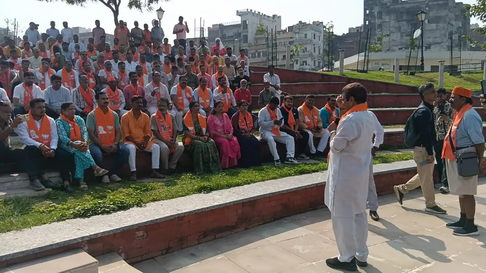 जनता के पैसे पर डकैती डालने वालों की जेबें प्रधानमंत्री मोदी ने खाली कराईं: मुख्यमंत्री  लोकभवन में ‘नमो सेवा अनकही कहानियां’ पर आधारित नाट्य श्रृंखला मंचन कार्यक्रम को सीएम योगी आदित्यनाथ ने किया संबोधित   बोले- जनधन खाते खोलने पर विपक्ष उड़ाता था खिल्ली, अब गरीब के खाते में सीधे पहुंच रहा उसका पैसा  आज देश में कोई व्यक्ति भूखा नहीं सोता, चप्पल पहनने वाला भी कर रहा हवाई यात्रा: योगी  2004 से 2014 के बीच भ्रष्टाचार, अराजकता और अकर्मण्यता से देश में था अविश्वास: मुख्यमंत्री  प्रधानमंत्री मोदी की 25 वर्ष की यात्रा बिना रुके, बिना झुके और बिना डिगे सेवा की मिसाल  लखनऊ, 2 अक्टूबर। मुख्यमंत्री योगी आदित्यनाथ ने विपक्ष पर निशाना साधते हुए कहा कि जनधन खाते खोले जा रहे थे तो विपक्ष खिल्ली उड़ाता था कि खाली खाते खोलकर क्या होगा। आज पता चल गया कि प्रधानमंत्री नरेन्द्र मोदी जी ने जनता के पैसे पर डकैती डालने वालों की जेबें खाली कराईं और गरीब का पैसा सीधे उसके खाते तक पहुंचाया। जिनकी जेबों तक जनता का पैसा पहुंचता था, उन्हें बुरा लगना और उनका विरोध करना स्वाभाविक है।  बिना रुके, बिना झुके और बिना डिगे 25 वर्ष मुख्यमंत्री शुक्रवार को लोकभवन सभागार में सेवा संकल्प अभियान के तहत ‘नमो सेवा अनकही कहानियां’ पर आधारित नाट्य श्रृंखला मंचन कार्यक्रम को संबोधित कर रहे थे। उन्होंने कहा कि प्रधानमंत्री नरेन्द्र मोदी जी 7 अक्टूबर को गुजरात के मुख्यमंत्री और देश के प्रधानमंत्री के रूप में जनसेवा के 25 वर्ष पूरे करेंगे। यह बिना रुके, बिना झुके और बिना डिगे सेवा की यात्रा है। इसमें विरासत और विकास के समन्वय के साथ बिना भेदभाव योजनाओं को समाज के विभिन्न वर्गों तक पहुंचाया गया।   उन्होंने कहा कि सात अक्टूबर 2001 को मोदी जी ने ऐसे समय गुजरात की जिम्मेदारी संभाली, जब राज्य भूकंप की त्रासदी से जूझ रहा था। इसके बाद दंगों की चुनौती भी आई। इन परिस्थितियों के बीच गुजरात तेजी से उभरते राज्य और विकास के मॉडल के रूप में सामने आया।   यूपीए सरकार के दस वर्षों पर साधा निशाना मुख्यमंत्री ने कहा कि 2004 से 2014 के बीच कांग्रेस नेतृत्व वाली यूपीए सरकार के भ्रष्टाचार, अराजकता और अकर्मण्यता से देश में अविश्वास था। आंतरिक और बाह्य सुरक्षा के साथ अर्थव्यवस्था के मोर्चे पर भी चुनौतियां थीं। वर्ष 2014 में गांव, गरीब, किसान, नौजवान और महिलाओं ने नरेन्द्र मोदी जी के नेतृत्व पर विश्वास जताया। इसके बाद किसी जाति, मत, मजहब, क्षेत्र या भाषा के बजाए 140 करोड़ भारतीयों को केंद्र में रखकर योजनाएं आगे बढ़ाई गईं। पहले योजनाएं बनती थीं, लेकिन प्रभावी ढंग से जमीन तक नहीं पहुंचती थीं। आज गरीबों तक आवास, रसोई गैस, शौचालय, स्वास्थ्य बीमा और मुफ्त राशन जैसी सुविधाएं पहुंच रही हैं।   हवाई चप्पल वाला भी कर रहा हवाई यात्रा मुख्यमंत्री ने कहा कि युवाओं के लिए स्टार्टअप और रोजगार के नए अवसर बने हैं। हाईवे, एक्सप्रेसवे, रेलवे, मेट्रो और एयरपोर्ट का विस्तार हुआ है। पहले कोई प्रधानमंत्री यह दावा नहीं कर पाया कि हवाई चप्पल पहनने वाला भी हवाई जहाज की यात्रा कर सकता है। प्रधानमंत्री मोदी जी ने इसे केवल कहा नहीं, करके दिखाया। 7 अक्टूबर हर भारतीय के लिए प्रेरणा का दिन होना चाहिए। यह यात्रा 15 अगस्त 2047 तक आत्मनिर्भर और विकसित भारत के संकल्प को पूरा करने से जुड़ी है।  देश में कोई व्यक्ति भूखा नहीं सोता मुख्यमंत्री ने कहा कि जिन लोगों तक कभी आवास नहीं पहुंचा था, उनको आवास दिलाया गया। 12 करोड़ गरीबों के घरों में शौचालय बन गए। उज्जवला योजना के जरिए रसोई गैस भी उपलब्ध कराई गई। जो गरीब उपचार से कोसों दूर थे, उनको 5 लाख रुपये का स्वास्थ्य बीमा कवर उपलब्ध कराया गया। आज देश में कोई व्यक्ति भूखा नहीं सो सकता, क्योंकि प्रधानमंत्री गरीब अन्न योजना के माध्यम से मुफ्त में अनाज की सुविधा उपलब्ध हो रही है।   देश में अब नौकरी देने वाले नौवजवान मुख्यमंत्री ने कहा कि डबल इंजन सरकार में आईआईटी, आईआईएम, एम्स, ट्रिपल आईटी, एनआईटी की श्रृंखलाएं खड़ी हुई हैं। मेडिकल कॉलेज और इंजीनियरिंग संस्थान बन रहे हैं। देश में 2.5 लाख से ज्यादा स्टार्ट अप हो चुके हैं। अब हमारे नौजवान केवल नौकरी लेने वाले नहीं, बल्कि नौकरी देने वाले बन रहे हैं। 12 करोड़ किसानों को प्रधानमंत्री किसान सम्मान निधि के साथ जोड़ने का काम भी मोदी जी के नेतृत्व में संभव हो पाया है।  प्रदेशभर में होगा नाट्य श्रृंखला का मंचन सीएम के संबोधन से पहले प्रधानमंत्री नरेंद्र मोदी की जनसेवा के 25 वर्ष पूरे होने के उपलक्ष्य में 17 सितंबर से चल रहे सेवा संकल्प अभियान के क्रम में संस्कृति विभाग के तहत भारतेंदु नाट्य अकादमी के कलाकारों ने प्रस्तुति दी। नाट्य प्रस्तुति में वर्ष 2001 के गुजरात भूकंप की तबाही से लेकर कच्छ के पुनर्निर्माण और पीएम नरेन्द्र मोदी की जनसेवा की यात्रा को मंच पर उतारा गया। मुख्यमंत्री ने प्रस्तुति की सराहना करते हुए इसे पूरे प्रदेश तक विस्तारित करने के निर्देश दिए।   सीएम योगी ने कहा कि पूर्वांचल में भोजपुरी, मध्य क्षेत्र में अवधी, ब्रज में ब्रज भाषा और बुंदेलखंड में बुंदेलखंडी शब्दों के साथ स्थानीय लोकगीत भी इस प्रस्तुति में जोड़े जाएं। मुख्यमंत्री ने बाल कलाकारों और भारतेंदु नाट्य अकादमी के दल की सराहना की और कार्यक्रम के बाद कलाकारों के साथ तस्वीर भी खिंचवाई। इस दौरान उन्होंने राष्ट्रपिता महात्मा गांधी और पूर्व प्रधानमंत्री लाल बहादुर शास्त्री को उनकी जयंती पर नमन करते हुए श्रद्धांजलि भी अर्पित की।   कार्यक्रम में ये रहे मौजूद इस अवसर पर भाजपा अवध क्षेत्र के अध्यक्ष अवधेश द्विवेदी, लखनऊ महानगर अध्यक्ष आनंद द्विवेदी, लखनऊ जिलाध्यक्ष विजय मौर्य, विधान परिषद सदस्य मुकेश शर्मा, भाजपा के प्रदेश मंत्री अंकुर शर्मा व योगेंद्र पटेल, विधायक डॉ. नीरज बोरा, ओम प्रकाश श्रीवास्तव, पवन सिंह चौहान और प्रदेश सरकार के सलाहकार अवनीश अवस्थी समेत अन्य लोग मौजूद रहे।