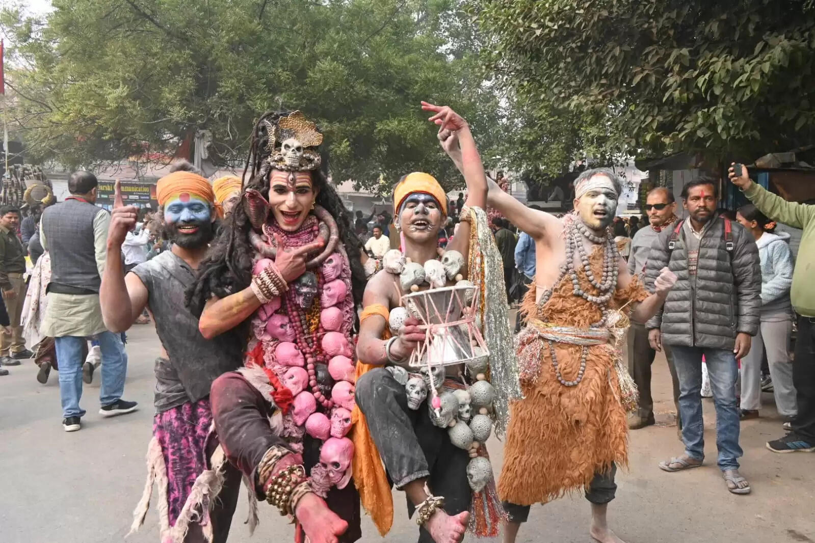 श्री काशी विश्वनाथ धाम की चौथी वर्षगांठ के अवसर पर शिव बारात समिति की ओर से शनिवार को भव्य शोभायात्रा का आयोजन किया गया। शोभायात्रा मैदागिन से प्रारंभ होकर दशाश्वमेध घाट तक निकाली गई, जिसमें शिवभक्तों की भारी भीड़ उमड़ी। डमरू-नगाड़ों की गूंज, हर-हर महादेव के जयघोष और आकर्षक झांकियों ने पूरे मार्ग को भक्तिमय वातावरण से सराबोर कर दिया।