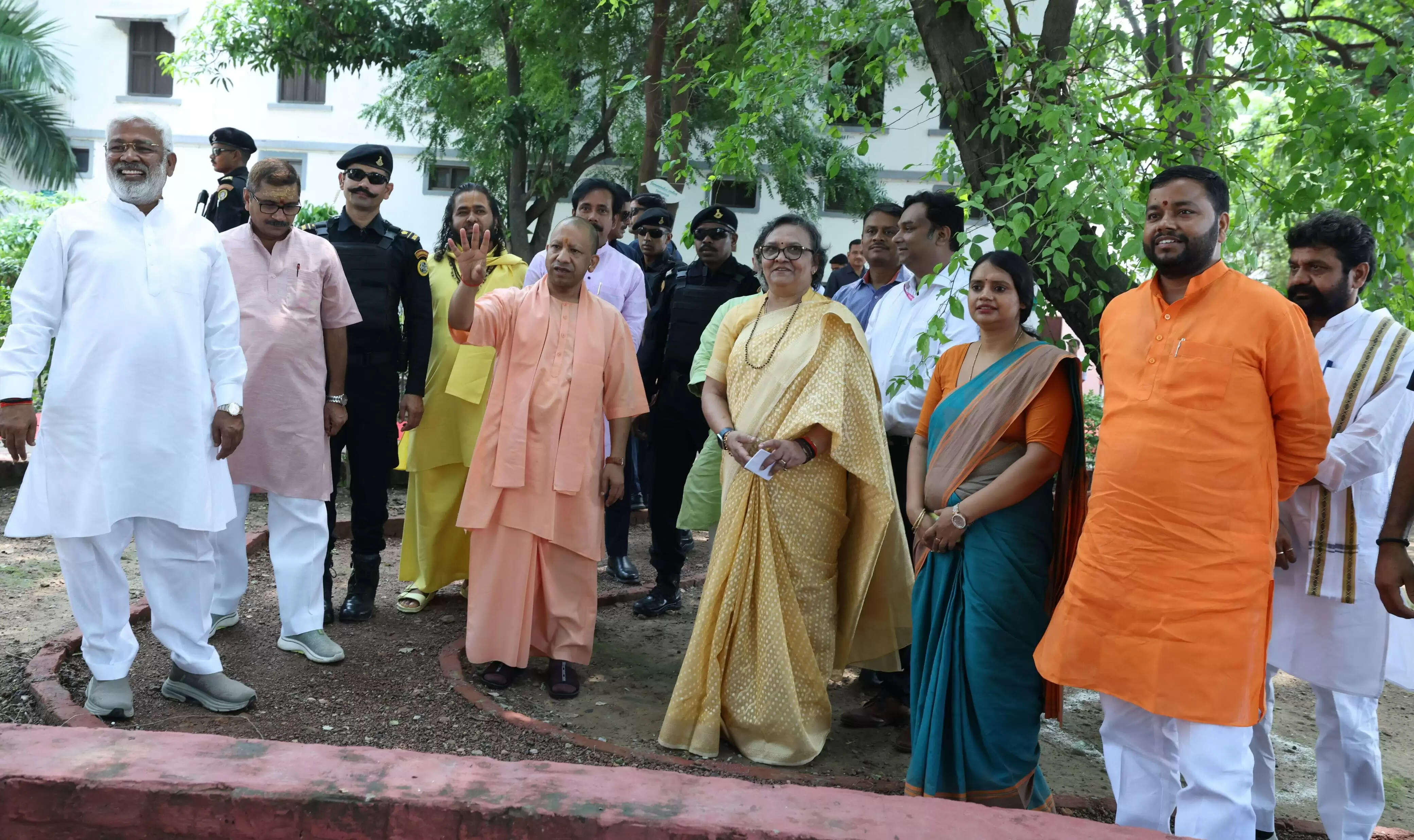 बनारस में गरजे योगी, कहा- फेक अकाउंट बनाकर जातियों के बीच संघर्ष कराना चाहते हैं कुछ लोग