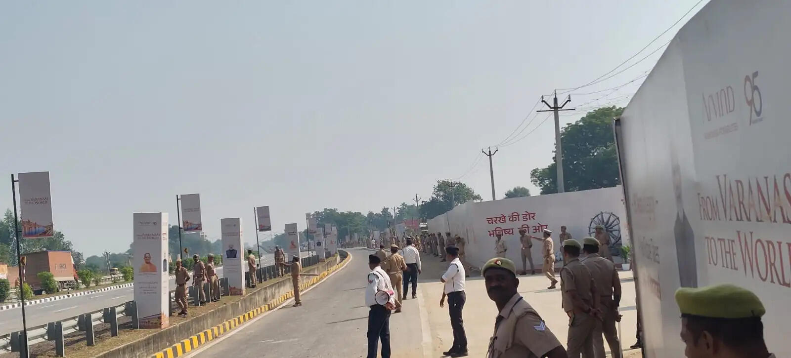 पिता की पेंशन को लेकर दो भाइयों में खूनी संघर्ष  छोटे भाई समेत दो भतीजों को चाकू मारकर किया गंभीर रूप से घायल   रोहनिया। नगर पंचायत गंगापुर स्थित बलवंत नगर में सोमवार को पिता की पेंशन को लेकर दो भाइयों के बीच हुआ विवाद खूनी संघर्ष में बदल गया। एक भाई ने चाकू से हमला कर अपने छोटे भाई सहित परिवार के चार लोगों को गंभीर रूप से घायल कर दिया। घटना के बाद इलाके में हड़कंप मच गया। बताया जाता है कि बेलाश यादव की पेंशन को लेकर उनके दो पुत्रों सुबास यादव और विभूति नारायण यादव के बीच कहासुनी हुई थी। देखते ही देखते विवाद बढ़ गया और सुबास यादव ने चाकू से ताबड़तोड़ हमला कर दिया। जिससे विभूति नारायण यादव  उम्र 60 वर्ष, नन्दा यादव उम्र 55 वर्ष, सावन यादव उम्र 30 वर्ष और दीपक यादव उम्र 28 वर्ष गंभीर रूप से घायल हो गए। सभी घायलों को बीएचयू स्थित ट्रामा सेंटर में इलाज के लिए भर्ती कराया गया जहां पर  हालत गंभीर बताई जा रही है।  सूचना पर पहुंची रोहनिया पुलिस ने आरोपी सुबास यादव   को हिरासत में लेकर पूछताछ शुरू कर दी। रोहनिया थाना प्रभारी राजीव सिंह ने बताया कि तहरीर के आधार पर मुकदमा दर्ज कर ली गई है।मामला दर्ज करते हुए जांच शुरू कर दी।
