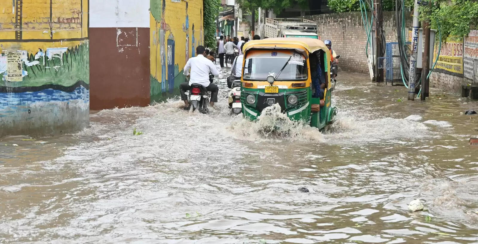 वाराणसी में गंगा स्थिर, कई इलाके जलमग्न, तस्वीरों में दिखी दुश्वारियां