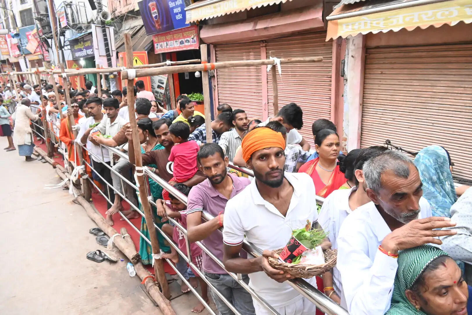 वाराणसी। कोतवाली थाना अंतर्गत मैदागिन क्षेत्र में सावन के दिन डीजे पर समाजवादी पार्टी का गाना लगाकर जमकर नाचे लोग