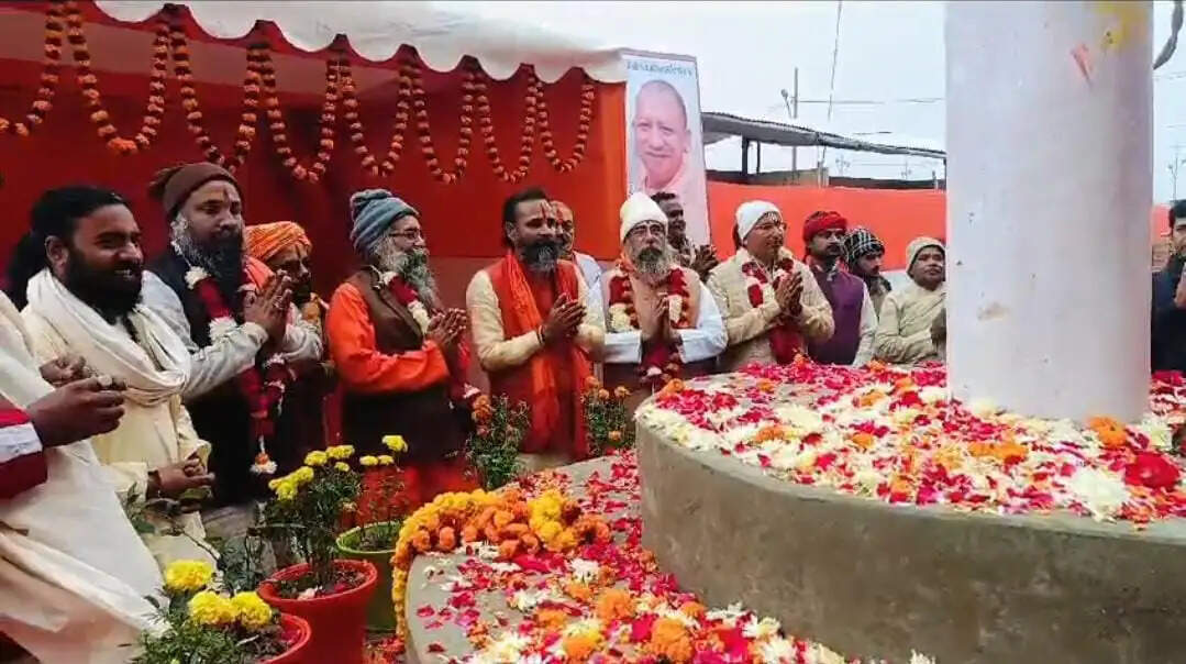 &nbsp; महाकुम्भ नगर में संन्यासी अखाड़ों के बाद वैष्णव अखाड़ों की धर्म ध्वजा भी हुई स्थापित