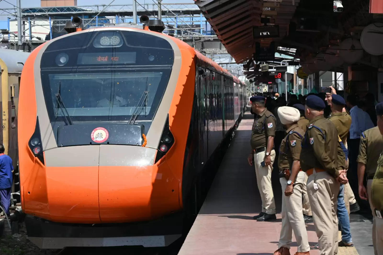 vande bharat train in varanasi