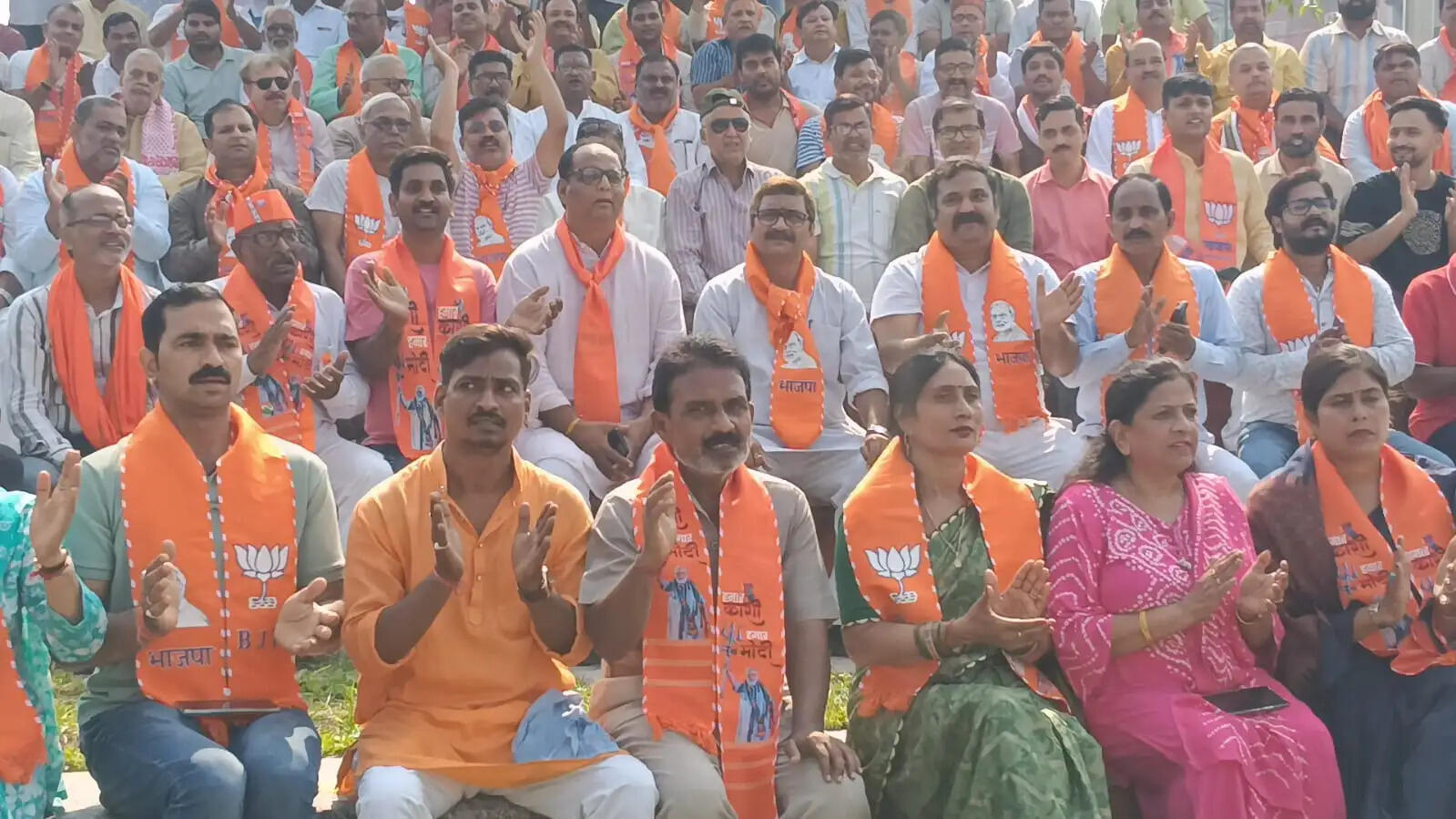 जनता के पैसे पर डकैती डालने वालों की जेबें प्रधानमंत्री मोदी ने खाली कराईं: मुख्यमंत्री  लोकभवन में ‘नमो सेवा अनकही कहानियां’ पर आधारित नाट्य श्रृंखला मंचन कार्यक्रम को सीएम योगी आदित्यनाथ ने किया संबोधित   बोले- जनधन खाते खोलने पर विपक्ष उड़ाता था खिल्ली, अब गरीब के खाते में सीधे पहुंच रहा उसका पैसा  आज देश में कोई व्यक्ति भूखा नहीं सोता, चप्पल पहनने वाला भी कर रहा हवाई यात्रा: योगी  2004 से 2014 के बीच भ्रष्टाचार, अराजकता और अकर्मण्यता से देश में था अविश्वास: मुख्यमंत्री  प्रधानमंत्री मोदी की 25 वर्ष की यात्रा बिना रुके, बिना झुके और बिना डिगे सेवा की मिसाल  लखनऊ, 2 अक्टूबर। मुख्यमंत्री योगी आदित्यनाथ ने विपक्ष पर निशाना साधते हुए कहा कि जनधन खाते खोले जा रहे थे तो विपक्ष खिल्ली उड़ाता था कि खाली खाते खोलकर क्या होगा। आज पता चल गया कि प्रधानमंत्री नरेन्द्र मोदी जी ने जनता के पैसे पर डकैती डालने वालों की जेबें खाली कराईं और गरीब का पैसा सीधे उसके खाते तक पहुंचाया। जिनकी जेबों तक जनता का पैसा पहुंचता था, उन्हें बुरा लगना और उनका विरोध करना स्वाभाविक है।  बिना रुके, बिना झुके और बिना डिगे 25 वर्ष मुख्यमंत्री शुक्रवार को लोकभवन सभागार में सेवा संकल्प अभियान के तहत ‘नमो सेवा अनकही कहानियां’ पर आधारित नाट्य श्रृंखला मंचन कार्यक्रम को संबोधित कर रहे थे। उन्होंने कहा कि प्रधानमंत्री नरेन्द्र मोदी जी 7 अक्टूबर को गुजरात के मुख्यमंत्री और देश के प्रधानमंत्री के रूप में जनसेवा के 25 वर्ष पूरे करेंगे। यह बिना रुके, बिना झुके और बिना डिगे सेवा की यात्रा है। इसमें विरासत और विकास के समन्वय के साथ बिना भेदभाव योजनाओं को समाज के विभिन्न वर्गों तक पहुंचाया गया।   उन्होंने कहा कि सात अक्टूबर 2001 को मोदी जी ने ऐसे समय गुजरात की जिम्मेदारी संभाली, जब राज्य भूकंप की त्रासदी से जूझ रहा था। इसके बाद दंगों की चुनौती भी आई। इन परिस्थितियों के बीच गुजरात तेजी से उभरते राज्य और विकास के मॉडल के रूप में सामने आया।   यूपीए सरकार के दस वर्षों पर साधा निशाना मुख्यमंत्री ने कहा कि 2004 से 2014 के बीच कांग्रेस नेतृत्व वाली यूपीए सरकार के भ्रष्टाचार, अराजकता और अकर्मण्यता से देश में अविश्वास था। आंतरिक और बाह्य सुरक्षा के साथ अर्थव्यवस्था के मोर्चे पर भी चुनौतियां थीं। वर्ष 2014 में गांव, गरीब, किसान, नौजवान और महिलाओं ने नरेन्द्र मोदी जी के नेतृत्व पर विश्वास जताया। इसके बाद किसी जाति, मत, मजहब, क्षेत्र या भाषा के बजाए 140 करोड़ भारतीयों को केंद्र में रखकर योजनाएं आगे बढ़ाई गईं। पहले योजनाएं बनती थीं, लेकिन प्रभावी ढंग से जमीन तक नहीं पहुंचती थीं। आज गरीबों तक आवास, रसोई गैस, शौचालय, स्वास्थ्य बीमा और मुफ्त राशन जैसी सुविधाएं पहुंच रही हैं।   हवाई चप्पल वाला भी कर रहा हवाई यात्रा मुख्यमंत्री ने कहा कि युवाओं के लिए स्टार्टअप और रोजगार के नए अवसर बने हैं। हाईवे, एक्सप्रेसवे, रेलवे, मेट्रो और एयरपोर्ट का विस्तार हुआ है। पहले कोई प्रधानमंत्री यह दावा नहीं कर पाया कि हवाई चप्पल पहनने वाला भी हवाई जहाज की यात्रा कर सकता है। प्रधानमंत्री मोदी जी ने इसे केवल कहा नहीं, करके दिखाया। 7 अक्टूबर हर भारतीय के लिए प्रेरणा का दिन होना चाहिए। यह यात्रा 15 अगस्त 2047 तक आत्मनिर्भर और विकसित भारत के संकल्प को पूरा करने से जुड़ी है।  देश में कोई व्यक्ति भूखा नहीं सोता मुख्यमंत्री ने कहा कि जिन लोगों तक कभी आवास नहीं पहुंचा था, उनको आवास दिलाया गया। 12 करोड़ गरीबों के घरों में शौचालय बन गए। उज्जवला योजना के जरिए रसोई गैस भी उपलब्ध कराई गई। जो गरीब उपचार से कोसों दूर थे, उनको 5 लाख रुपये का स्वास्थ्य बीमा कवर उपलब्ध कराया गया। आज देश में कोई व्यक्ति भूखा नहीं सो सकता, क्योंकि प्रधानमंत्री गरीब अन्न योजना के माध्यम से मुफ्त में अनाज की सुविधा उपलब्ध हो रही है।   देश में अब नौकरी देने वाले नौवजवान मुख्यमंत्री ने कहा कि डबल इंजन सरकार में आईआईटी, आईआईएम, एम्स, ट्रिपल आईटी, एनआईटी की श्रृंखलाएं खड़ी हुई हैं। मेडिकल कॉलेज और इंजीनियरिंग संस्थान बन रहे हैं। देश में 2.5 लाख से ज्यादा स्टार्ट अप हो चुके हैं। अब हमारे नौजवान केवल नौकरी लेने वाले नहीं, बल्कि नौकरी देने वाले बन रहे हैं। 12 करोड़ किसानों को प्रधानमंत्री किसान सम्मान निधि के साथ जोड़ने का काम भी मोदी जी के नेतृत्व में संभव हो पाया है।  प्रदेशभर में होगा नाट्य श्रृंखला का मंचन सीएम के संबोधन से पहले प्रधानमंत्री नरेंद्र मोदी की जनसेवा के 25 वर्ष पूरे होने के उपलक्ष्य में 17 सितंबर से चल रहे सेवा संकल्प अभियान के क्रम में संस्कृति विभाग के तहत भारतेंदु नाट्य अकादमी के कलाकारों ने प्रस्तुति दी। नाट्य प्रस्तुति में वर्ष 2001 के गुजरात भूकंप की तबाही से लेकर कच्छ के पुनर्निर्माण और पीएम नरेन्द्र मोदी की जनसेवा की यात्रा को मंच पर उतारा गया। मुख्यमंत्री ने प्रस्तुति की सराहना करते हुए इसे पूरे प्रदेश तक विस्तारित करने के निर्देश दिए।   सीएम योगी ने कहा कि पूर्वांचल में भोजपुरी, मध्य क्षेत्र में अवधी, ब्रज में ब्रज भाषा और बुंदेलखंड में बुंदेलखंडी शब्दों के साथ स्थानीय लोकगीत भी इस प्रस्तुति में जोड़े जाएं। मुख्यमंत्री ने बाल कलाकारों और भारतेंदु नाट्य अकादमी के दल की सराहना की और कार्यक्रम के बाद कलाकारों के साथ तस्वीर भी खिंचवाई। इस दौरान उन्होंने राष्ट्रपिता महात्मा गांधी और पूर्व प्रधानमंत्री लाल बहादुर शास्त्री को उनकी जयंती पर नमन करते हुए श्रद्धांजलि भी अर्पित की।   कार्यक्रम में ये रहे मौजूद इस अवसर पर भाजपा अवध क्षेत्र के अध्यक्ष अवधेश द्विवेदी, लखनऊ महानगर अध्यक्ष आनंद द्विवेदी, लखनऊ जिलाध्यक्ष विजय मौर्य, विधान परिषद सदस्य मुकेश शर्मा, भाजपा के प्रदेश मंत्री अंकुर शर्मा व योगेंद्र पटेल, विधायक डॉ. नीरज बोरा, ओम प्रकाश श्रीवास्तव, पवन सिंह चौहान और प्रदेश सरकार के सलाहकार अवनीश अवस्थी समेत अन्य लोग मौजूद रहे।