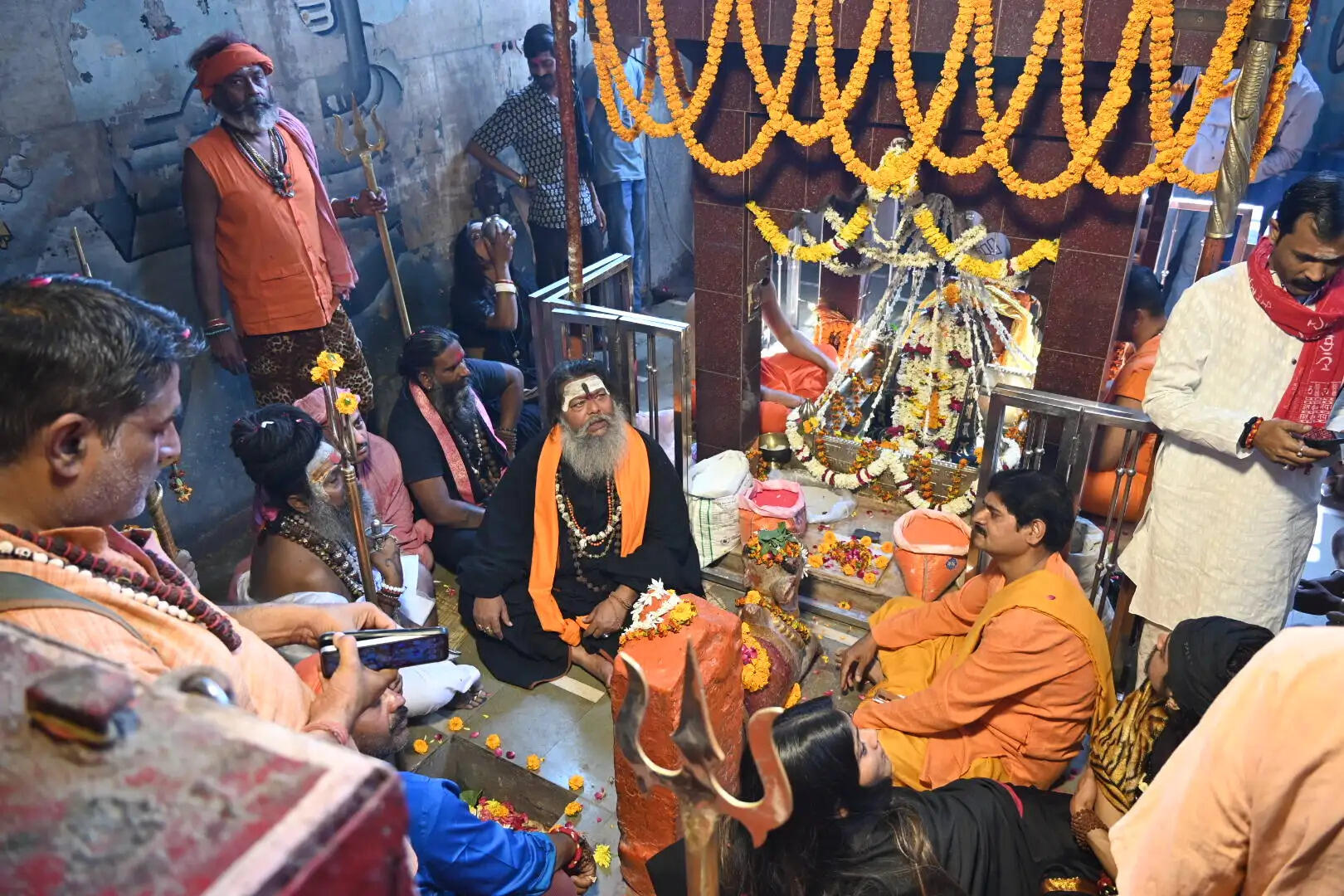 मणिकर्णिका घाट पर खेली गई चिता भस्म की होली, उमड़े काशीवासी, विदेशी सैलानी भी बने अनूठे उत्सव के साक्षी&nbsp;