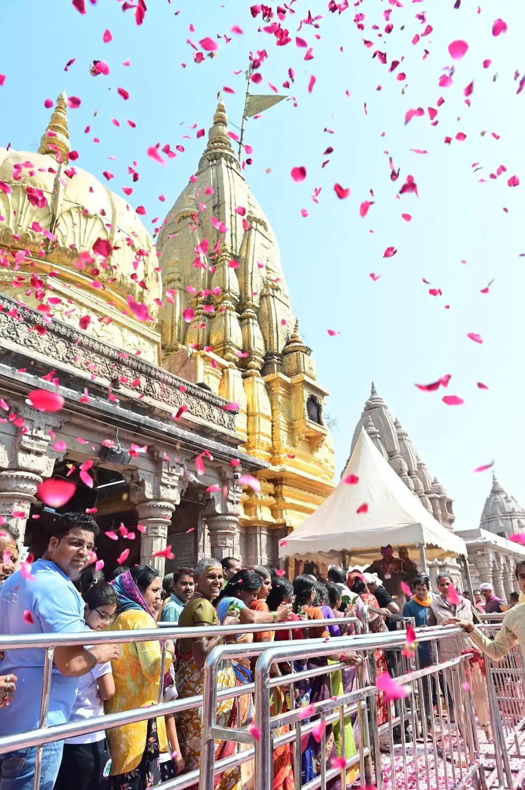 होली के रंग में रंगी काशी, जमकर उड़े रंग-गुलाल, तस्वीरों में दिखा गलियों से घाटों तक उल्सास...