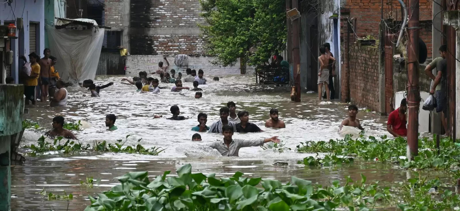 Varanasi flood : बनारस में बाढ़ की आफत, सड़कें और कॉलोनियां पानी-पानी, तस्वीरों में देखिये हालात