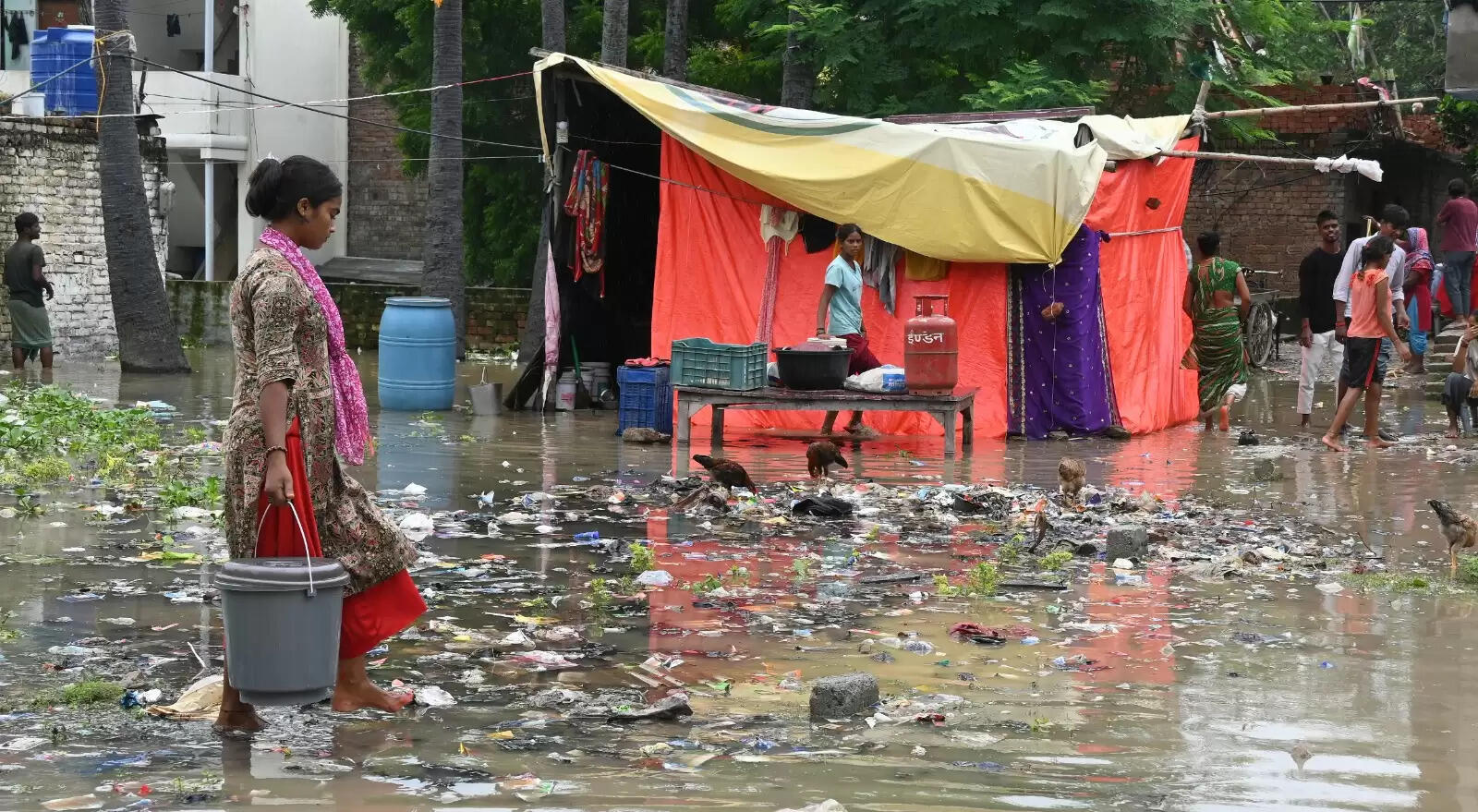 वाराणसी में गंगा स्थिर, कई इलाके जलमग्न, तस्वीरों में दिखी दुश्वारियां