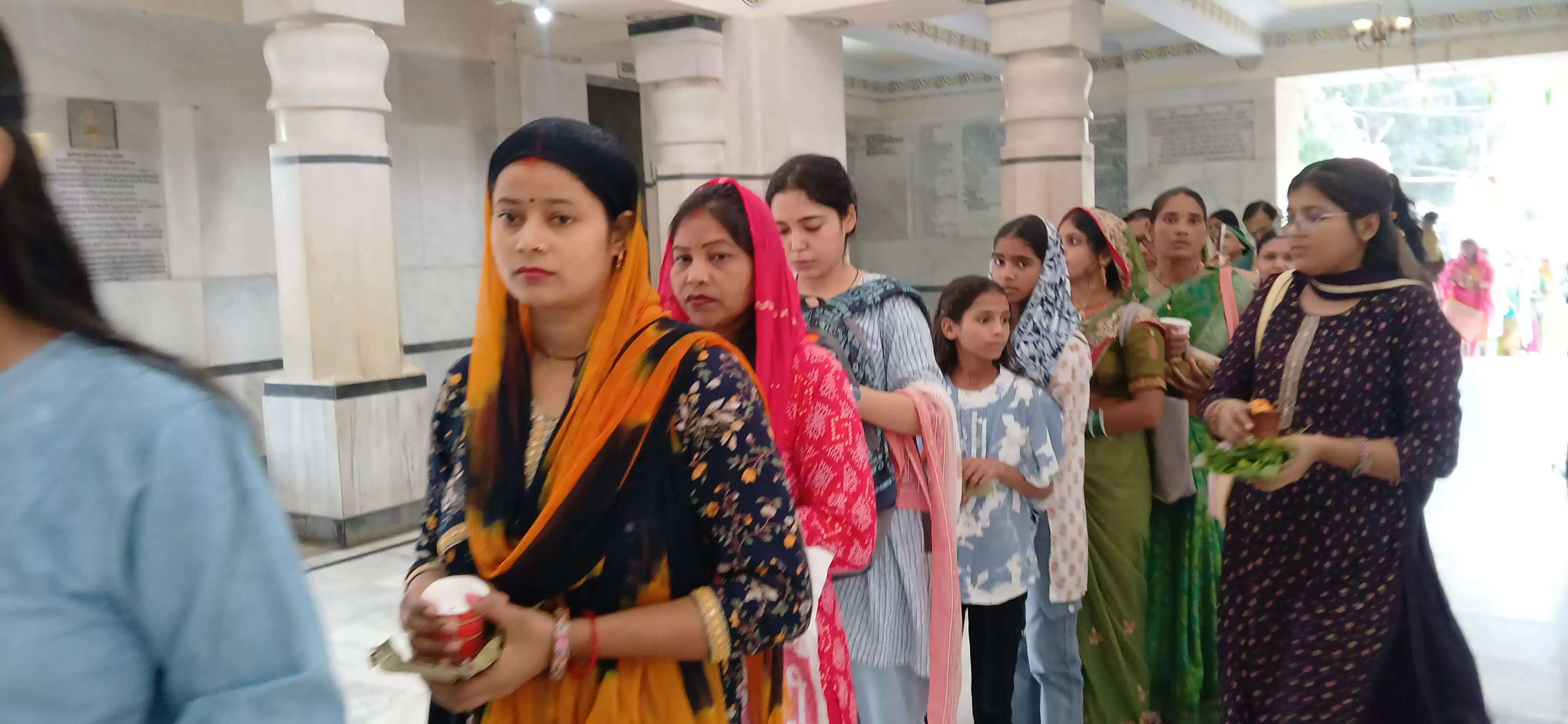 सावन 2025 का आखिरी सोमवार बाबा विश्वनाथ की नगरी काशी में भक्ति और आस्था के अनुपम रंग में रंगा रहा। काशी हिंदू विश्वविद्यालय स्थित श्री काशी विश्वनाथ मंदिर में भोर में मंगला आरती के साथ दर्शन और जलाभिषेक की शुरुआत हुई। बाबा भोलेनाथ के प्रिय माह सावन के इस विशेष दिन मंदिर में देश-विदेश से आए लाखों श्रद्धालुओं का सैलाब उमड़ पड़ा। मंदिर परिसर को भव्य और सुंदर ढंग से सजाया गया, और बाबा का रुद्राक्ष श्रृंगार उनके अलौकिक स्वरूप को और भी मनमोहक बना रहा था।