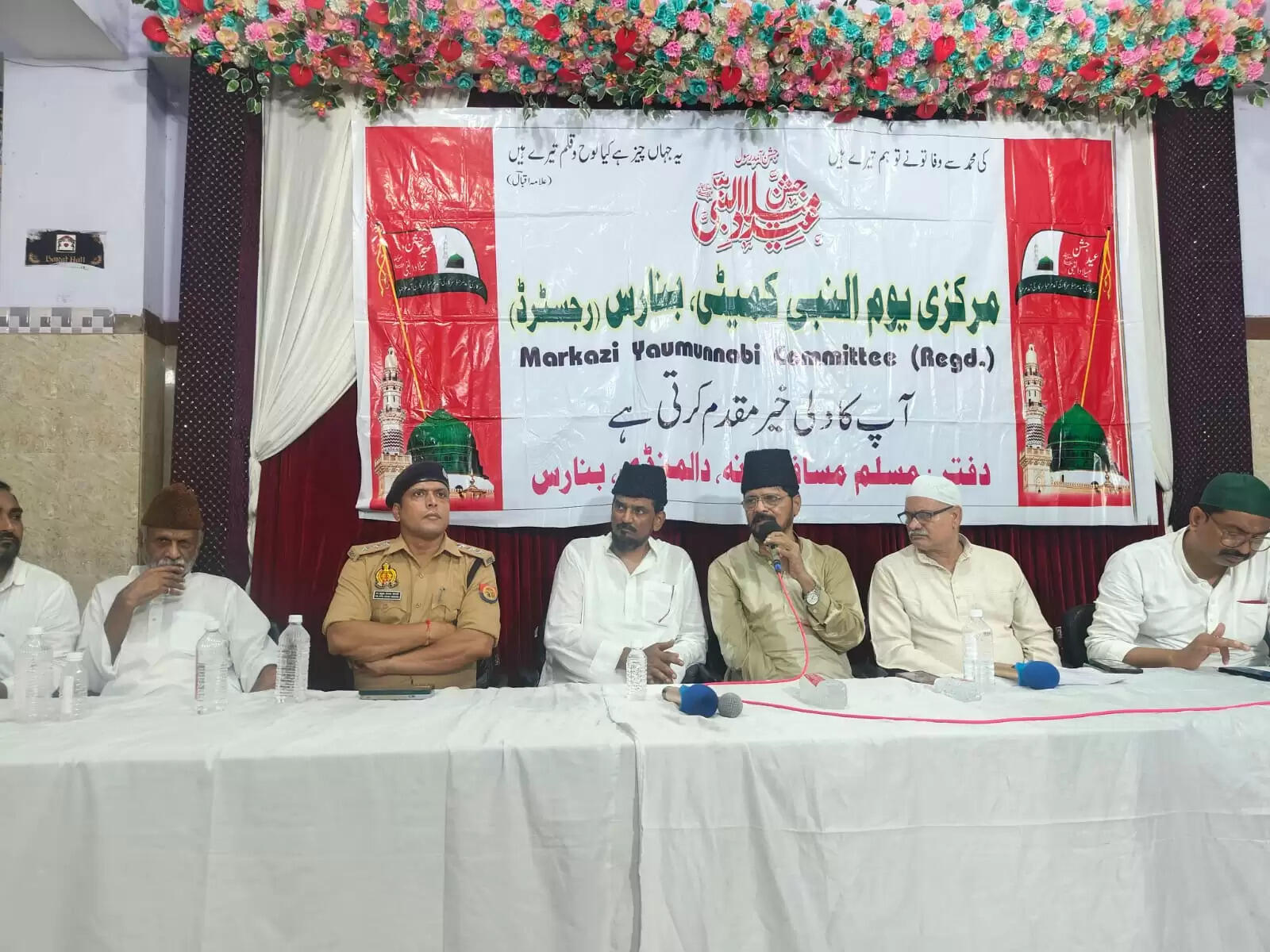 मरकजी यौमुन्नबी कमेटी, वाराणसी ने रविवार को दोपहर 12 बजे दालमंडी स्थित मुस्लिम मुसाफिर खाना में एक प्रेस वार्ता का आयोजन किया। इस प्रेस वार्ता में कमेटी के सदर और पूर्व चेयरमैन, अल्पसंख्यक आयोग, उत्तर प्रदेश सरकार, हाजी सैय्यद शकील अहमद, और सेक्रेटरी हाजी महमूद खान ने 4 और 5 सितंबर को जश्ने ईद मिलादुन्नबी (सल्ललाहो अलयही वस्सलम) के अवसर पर होने वाले कार्यक्रमों की जानकारी दी।