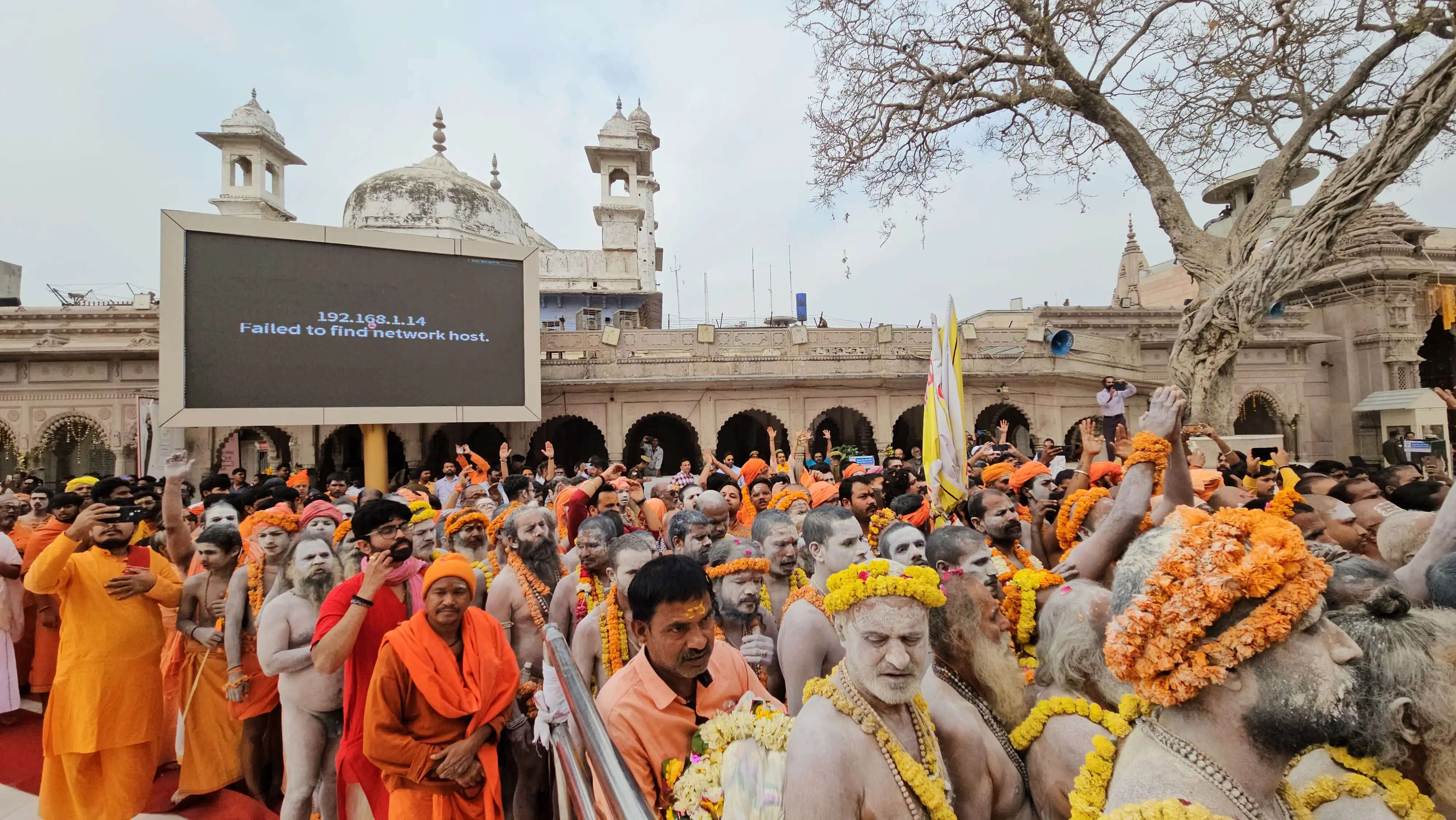 तन पर भस्म रमाई, हाथों में गदा, त्रिशूल और तलवार लेकर नागा साधुओं ने काशी में निकाली पेशवाई, हर-हर महादेव के उद्घोष से गूंजी बाबा विश्वनाथ की अंगनाई