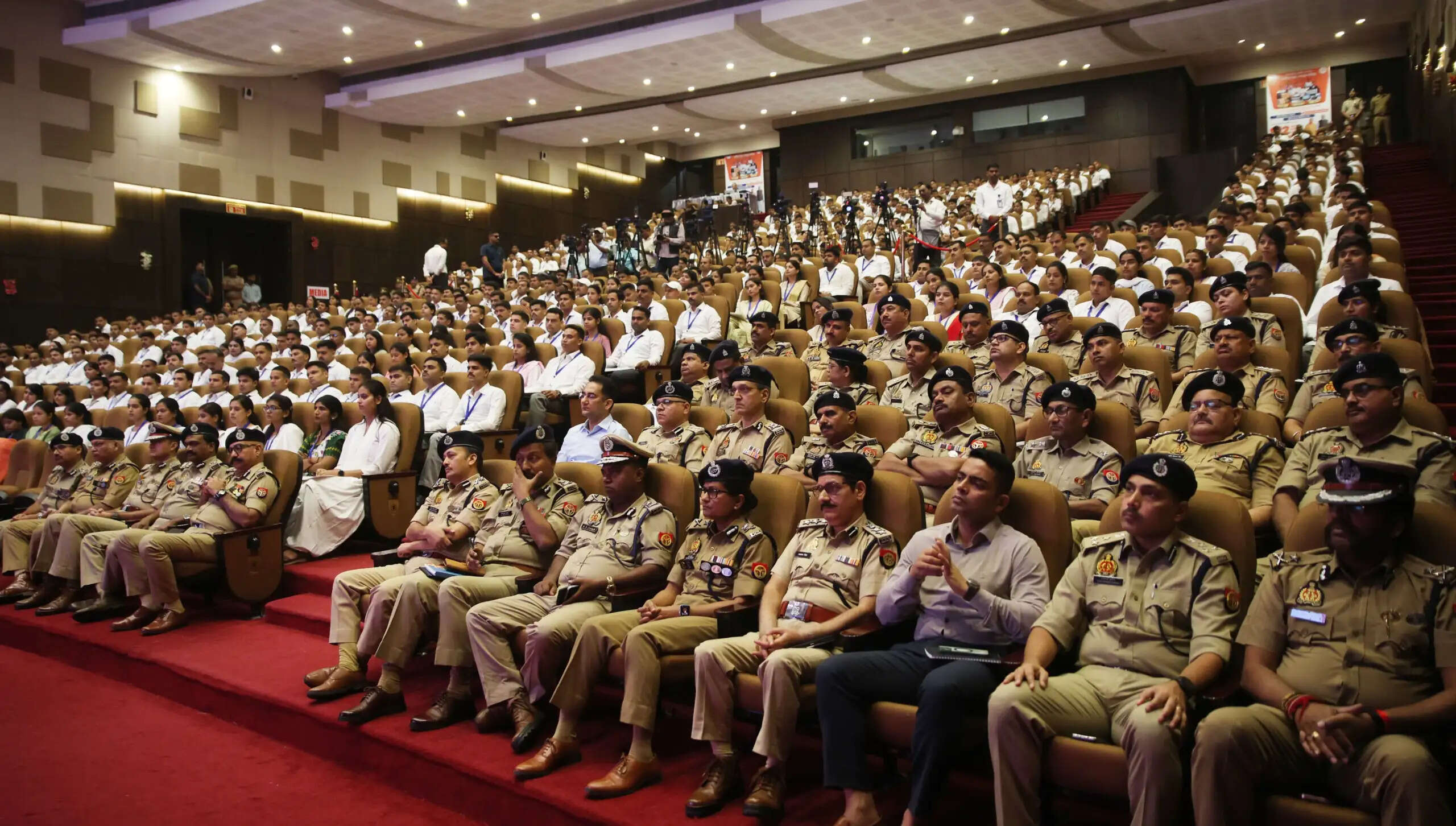 छह महीने में एक लाख युवाओं को सरकारी नौकरी