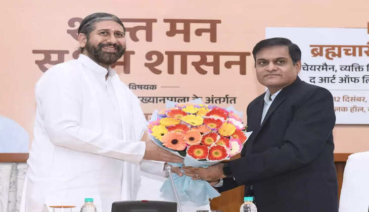 योगी सरकार ने अपने अधिकारियों एवं कार्मिकों की कार्य क्षमता को बढ़ाने और उनके मानसिक स्वास्थ्य को सुदृढ़ बनाए रखने के उद्देश्य से शुक्रवार को सचिवालय में 'शांत मन, सक्षम शासन' विषय पर एक विशेष व्याख्यानमाला का आयोजन किया। इस कार्यक्रम के मुख्य वक्ता के रूप में आर्ट ऑफ लिविंग के ब्रह्मचारी प्रज्ञाचैतन्य, चेयरमैन, व्यक्ति विकास केंद्र इंडिया (VVKI), बेंगलुरु (कर्नाटक) ने अपने विचार साझा किए। यह कार्यक्रम सचिवालय प्रशासन विभाग, द्वारा आयोजित किया गया, जिसका मुख्य लक्ष्य सरकार के प्रशासनिक ढांचे को और अधिक सक्षम तथा तनाव मुक्त बनाना है।