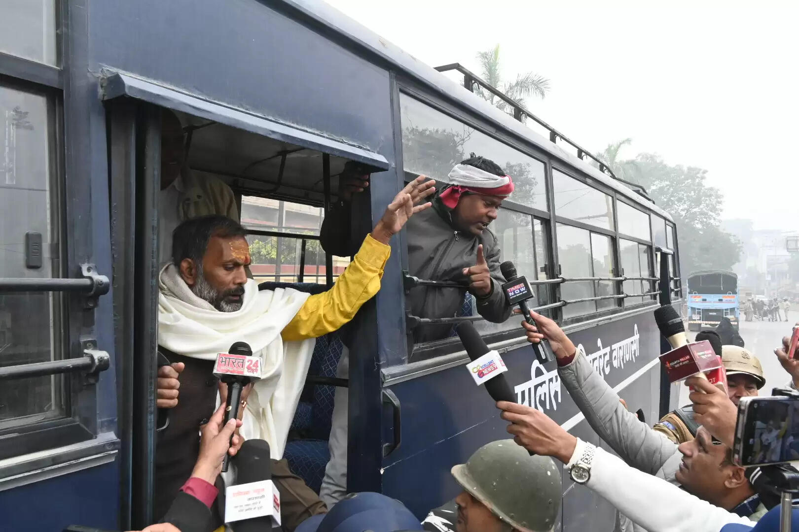 वाराणसी में बीजेपी कार्यालय घेरने निकले कांग्रेसियों को पुलिस ने मलदहिया से किया गिरफ्तार