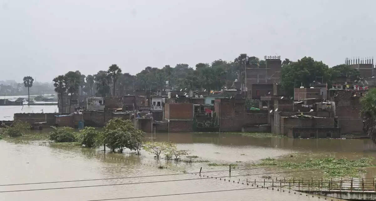 वाराणसी। पतितपावनी मां गंगा काशी में इस समय अपने रौद्र रूप में हैं। बनारस में गंगा का जलस्तर खतरे के निशान से ऊपर पहुंच चुका है। इसके चलते वरूणा भी उफान पर है। शहर के कई इलाके और गांव बाढ़ की चपेट में आ चुके हैं। सड़कें और गलियों में गाड़ी-मोटर की जगह नावें दौड़ रही हैं। वहीं हजारों लोग घर छोड़कर पलायन को विवश हो गए हैं। तस्वीरों में देखिये बनारस में बाढ़ के हालात.....।