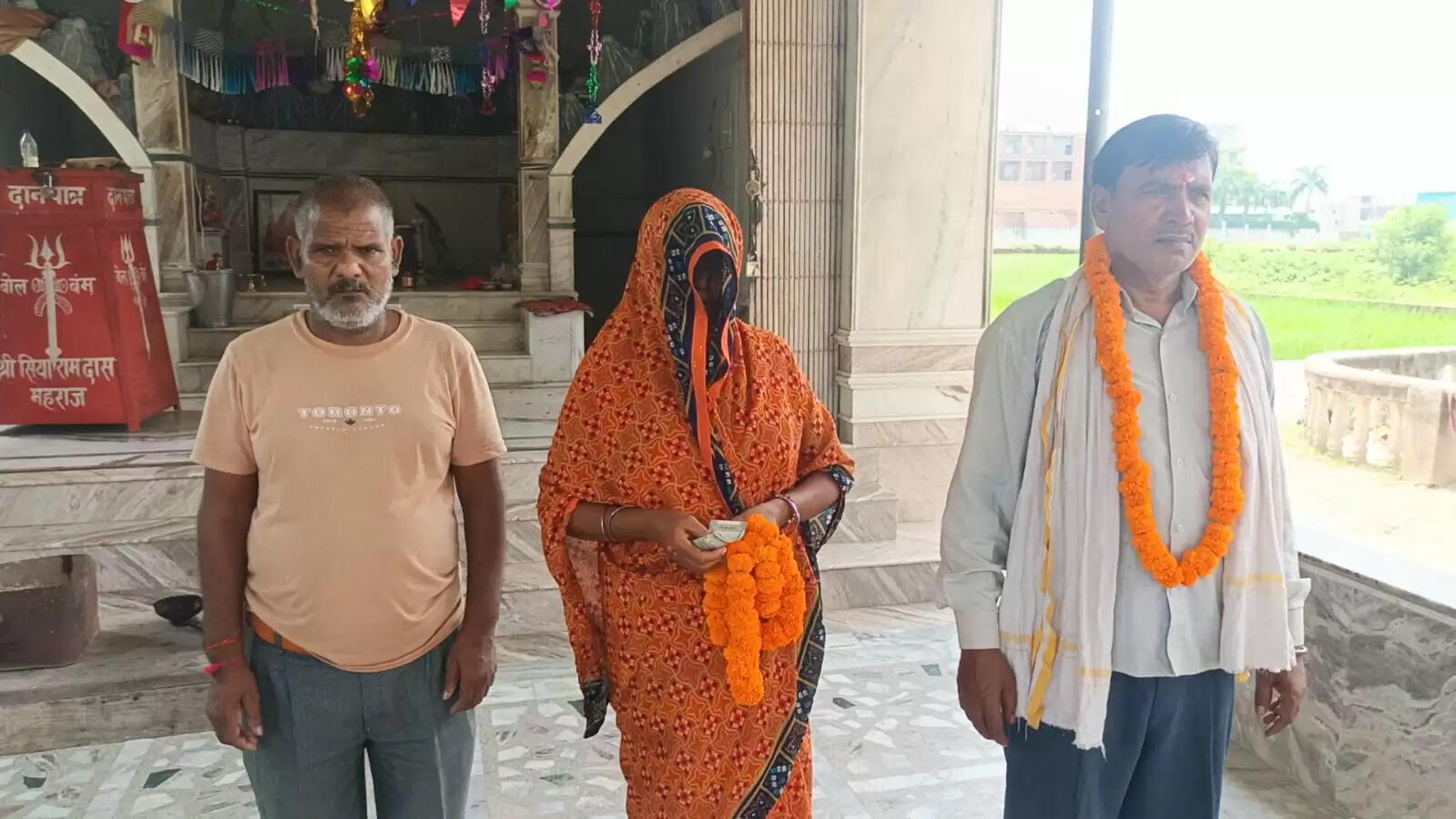 &nbsp;वाराणसी में पति ने पत्नी को प्रेमी के साथ पकड़ा, मंदिर में कराई विधि-विधान से शादी, हो रही चर्चा