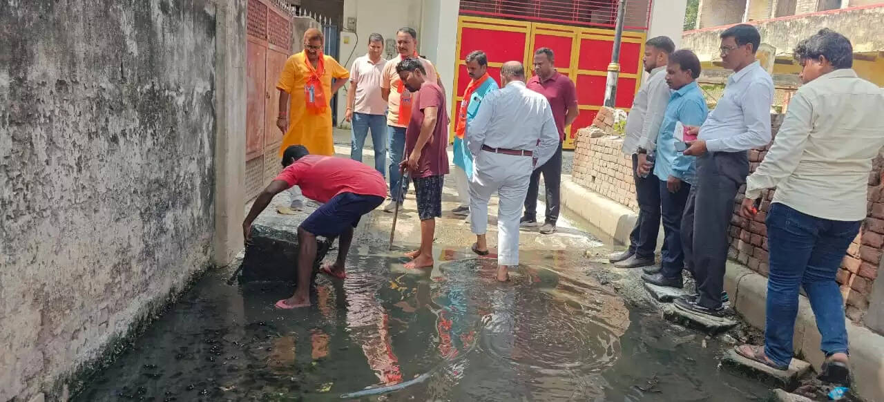 ध्वनि प्रदूषण विनियमन व नियंत्रण नियम -2000 के मुताबिक ध्वनि के स्तर को नियंत्रित करने की जिम्मेदारी पुलिस विभाग की होगी. कानूनी विशेषज्ञों के मुताबिक आवासीय इलाकों में पावरलूम व अन्य प्रकार का शोर केवल इसलिए हो रहा है क्योंकि पुलिस विभाग को अपनी ताकत और जिम्मेदारियां का पता नहीं है. पुलिस विभाग के पुलिस उप अधीक्षक या इससे ऊपर के अधिकारी को यह कानूनी शक्ति दी गई है कि वह आवासीय इलाके में चल रहे किसी भी शादी-विवाह या धार्मिक कार्यक्रम के शोर पर स्वतः संज्ञान लेकर एक्शन ले सकते हैं, साथ ही कल कारखाने अथवा पावरलूम के शोर पर SUO MOTTO, स्वतः संज्ञान लेते हुए 15 दिन की नोटिस दे सकते हैं कि या तो पावरलूम कारखाने को साउंड प्रूफ करा लें और  साउंड प्रूफ मशीन लगवाएं. नोटिस में साफ लिखा जाए कि अन्यथा की स्थिति में ऐसे कारखाने को सील करके पर्यावरण संरक्षण अधिनियम 1986 के तहत मुकदमा भी दर्ज किया जायेगा. फिर भी शोर करने वालों पर मुकदमा करके सभी मीडिया में प्रकाशित कराया जाये, क्योंकि भय बिनु होये न प्रीत.  https://cpcb.nic.in/noise-pollution/