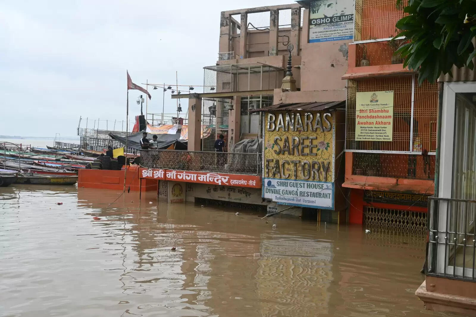 Varanasi flood : बनारस में बाढ़ की आफत, सड़कें और कॉलोनियां पानी-पानी, तस्वीरों में देखिये हालात