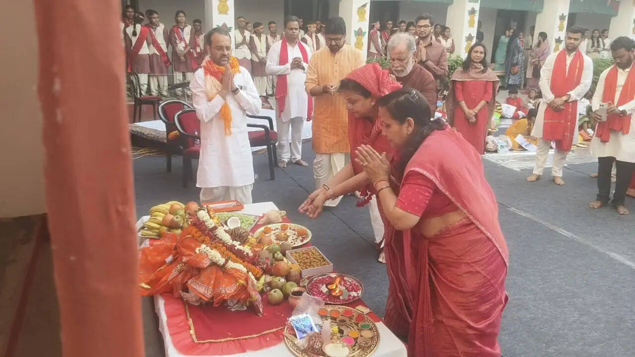 रवींद्रपुरी स्थित गोपी राधा प्राइमरी स्कूल