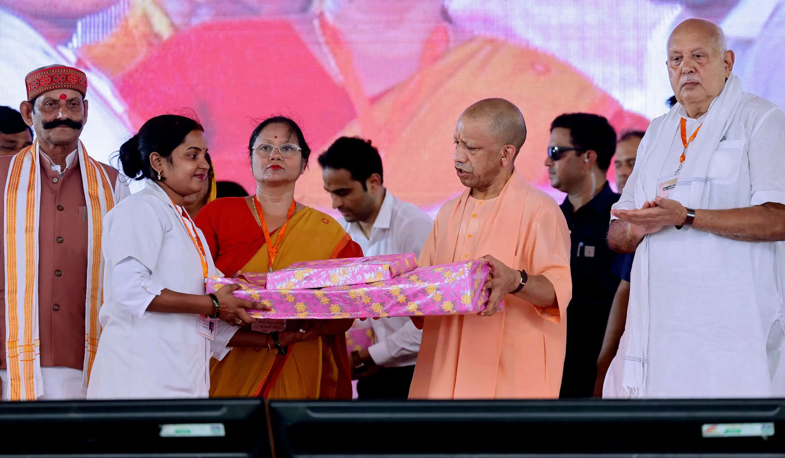 सलेमपुर व भाटपाररानी विधानसभा क्षेत्र के विकास के लिए 305 करोड़ की 80 विकास परियोजनाओं का किया लोकार्पण/शिलान्यास