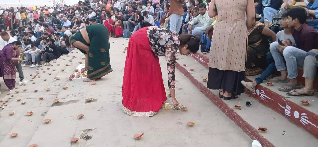 गंगा घाट दीपों की लाखों ज्योतियों से आलोकित होने को तैयार हैं। घाटों पर सज रही दीयों की कतारें, रंग-बिरंगी रंगोलियां और श्रद्धालुओं का उत्साह मिलकर अद्भुत दृश्य प्रस्तुत कर रहे हैं। शाम 5:30 बजे दीप प्रज्वलन के साथ ही काशी विश्वनाथ की नगरी रोशनी और आस्था के सागर में डूब जाएगी।