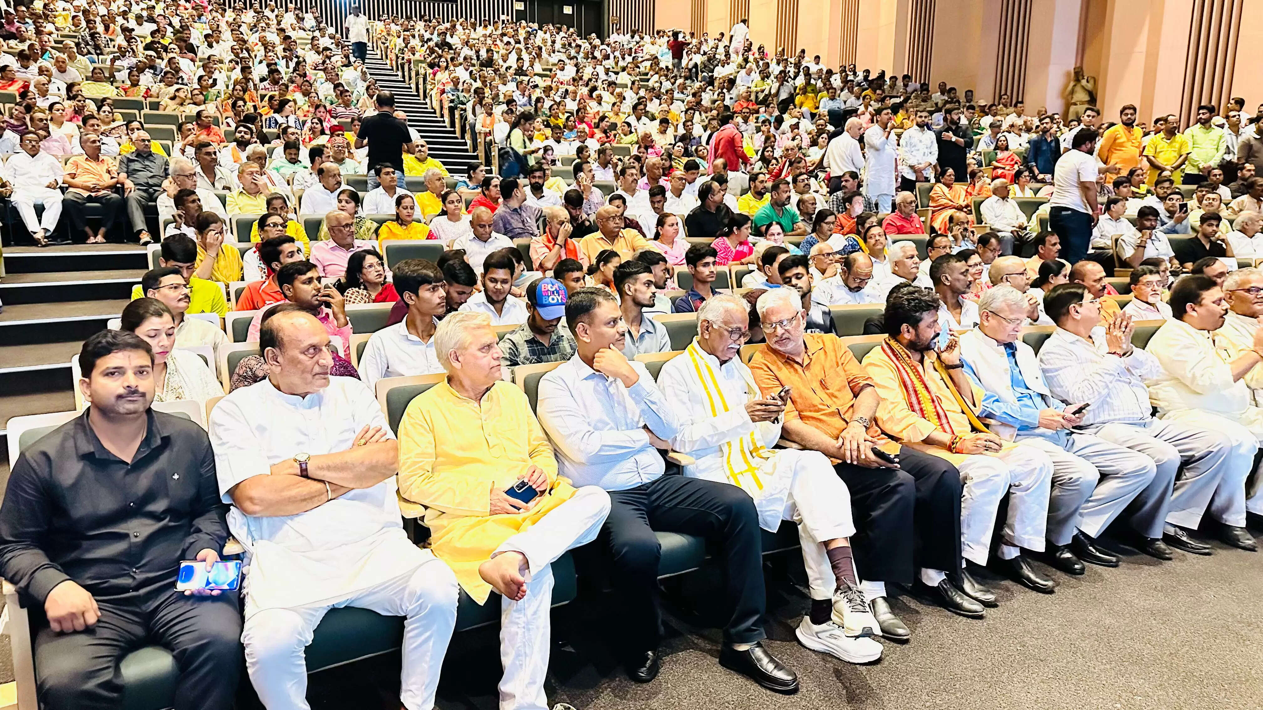 प्रधानमंत्री नरेंद्र मोदी के 75वें जन्मदिन की पूर्व संध्या पर वाराणसी के रुद्राक्ष कन्वेंशन सेंटर में एक भव्य कजरी कार्यक्रम का आयोजन किया गया। इस अवसर पर पद्मश्री गायिका श्रीमती उर्मिला श्रीवास्तव ने अपनी मधुर आवाज में कजरी प्रस्तुत कर दर्शकों को मंत्रमुग्ध कर दिया। कार्यक्रम का आयोजन महापौर श्री अशोक कुमार तिवारी द्वारा किया गया, जिसमें शहर के गणमान्य व्यक्ति, जनप्रतिनिधि और वरिष्ठ प्रशासनिक अधिकारी शामिल हुए।