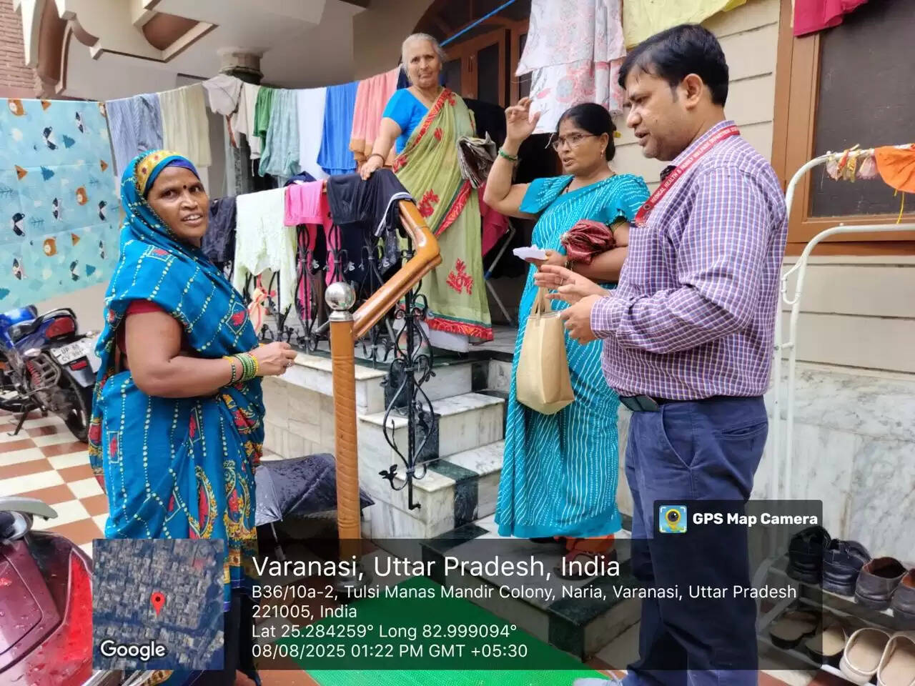 बाढ़ प्रभावितों को तत्काल मिले चिकित्सा सुविधा, ढिलाई बर्दाश्त नहीं : DM   वाराणसी। वाराणसी जिलाधिकारी सत्येंद्र कुमार के निर्देश पर बाढ़ प्रभावित क्षेत्रों में स्वास्थ्य सेवाओं को प्राथमिकता के आधार पर सुनिश्चित किया जा रहा है। बाढ़ राहत शिविरों में 24 चिकित्सकीय टीमें तैनात की गई हैं, जो दिन-रात प्रभावित लोगों की देखभाल  में सक्रिय हैं। स्वास्थ्य विभाग ने संक्रामक रोगों की रोकथाम के लिए व्यापक निरोधात्मक कार्यवाही शुरू कर दी है।  जिलाधिकारी के निर्देश: कोई ढिलाई नहीं जिलाधिकारी ने मुख्य चिकित्सा अधिकारी (सीएमओ) को निर्देश दिए हैं कि बाढ़ प्रभावित क्षेत्रों और राहत शिविरों में चिकित्सा सुविधाएं तत्काल उपलब्ध कराई जाएं। उन्होंने स्वास्थ्य विभाग को सतर्क रहने और किसी भी स्तर पर ढिलाई न बरतने के लिए कहा। सीएमओ डॉ. संदीप चौधरी ने बताया कि राहत शिविरों में चिकित्सक और पैरामेडिकल स्टाफ मरीजों की देखभाल में जुटे हैं। अब तक 572 मरीजों का इलाज, 2782 ओआरएस पैकेट और 35,000 से अधिक क्लोरीन गोलियों का वितरण किया जा चुका है।  जलजनित बीमारियों पर नियंत्रण स्वास्थ्य विभाग द्वारा जलजनित बीमारियों की रोकथाम के लिए क्लोरीन टैबलेट का वितरण किया जा रहा है, जो पीने के पानी को शुद्ध करने में मददगार है। प्रभावित क्षेत्रों में स्वच्छता और जागरूकता अभियान भी तेज कर दिया गया है। लोगों को साफ पानी पीने और व्यक्तिगत स्वच्छता बनाए रखने की सलाह दी जा रही है। डॉ. पीयूष राय को चिकित्सा सेवाओं की देखरेख के लिए नोडल अधिकारी नियुक्त किया गया है।  घर-घर क्लोरीन टैबलेट वितरण जिला मलेरिया अधिकारी शरद चंद पांडे ने बताया कि शहरी और ग्रामीण क्षेत्रों में आशा कार्यकर्ताओं द्वारा घर-घर क्लोरीन टैबलेट वितरित की जा रही हैं। बुखार के मरीजों को निकटवर्ती शिविरों में जांच और इलाज के लिए भेजा जा रहा है। आशा कार्यकर्ता 20 लीटर पानी में एक क्लोरीन टैबलेट डालकर शुद्धिकरण का प्रदर्शन भी कर रही हैं। इसके अतिरिक्त, डूडा से नियुक्त 45 कर्मचारी बाढ़ प्रभावित कॉलोनियों में लार्वा चेकिंग और एंटी-लार्वा छिड़काव का कार्य कर रहे हैं। इस अभियान में जन-प्रतिनिधियों और पार्षदों का भी सहयोग लिया जा रहा है।  स्वास्थ्य विभाग की सक्रियता स्वास्थ्य विभाग और जिला प्रशासन की टीमें बाढ़ प्रभावित क्षेत्रों में दिन-रात सक्रिय हैं, ताकि प्रभावित लोगों को त्वरित चिकित्सा सुविधा और अन्य आवश्यक सहायता उपलब्ध हो सके।