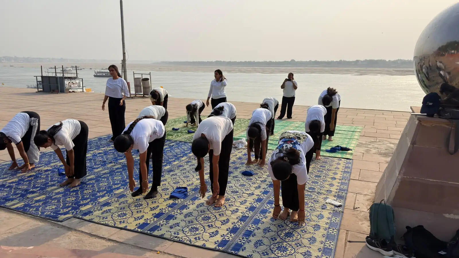 रविदास घाट पर सनबीम कॉलेज की स्वयंसेविकाओं ने किया योगाभ्यास, स्वस्थ जीवनशैली अपनाने का लिया संकल्प