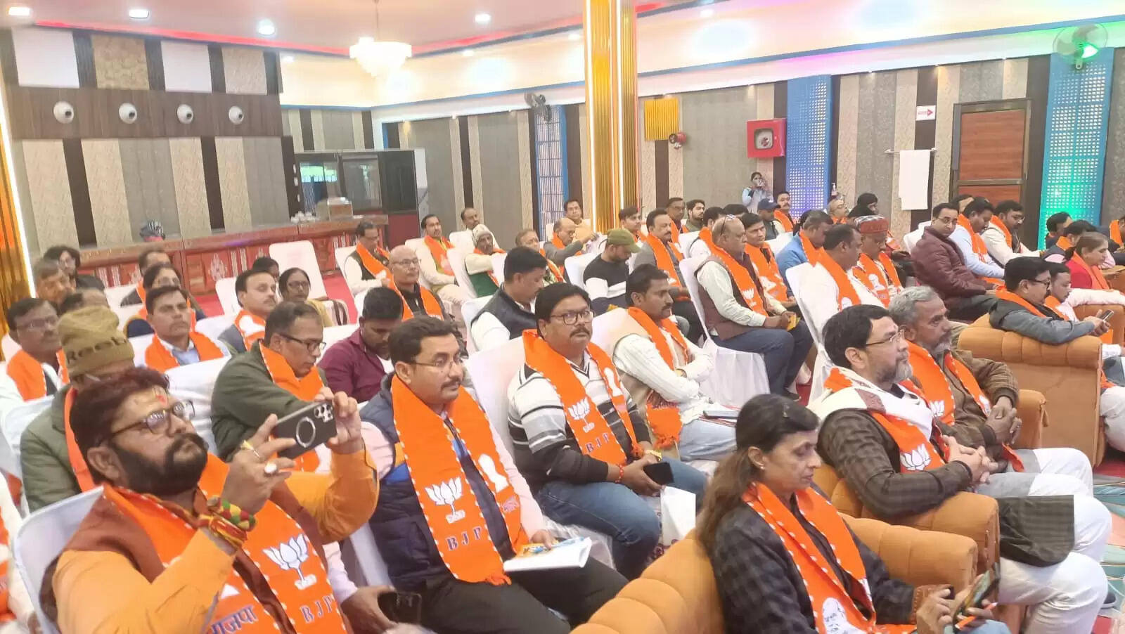 निर्वाचन आयोग द्वारा कराए जा रहे विशेष गहन पुनरीक्षण (एसआईआर) अभियान को लेकर भाजपा प्रदेश महामंत्री (संगठन) धर्मपाल सिंह ने मंगलवार को वाराणसी महानगर की तीन विधानसभा क्षेत्रों में समीक्षा बैठक की। उन्होंने कहा कि त्रुटिहीन, प्रामाणिक और सत्यापित मतदाता सूची ही लोकतंत्र का आधार है और इसे मजबूत करना भाजपा का संकल्प है।