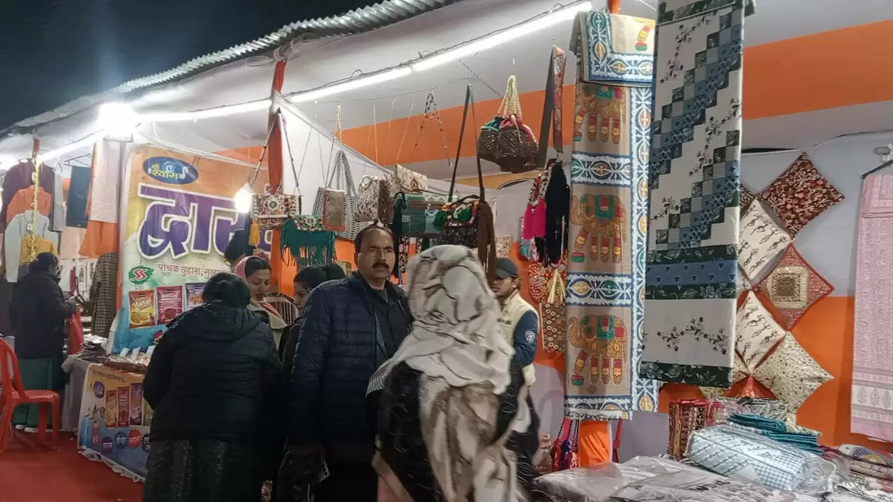 &nbsp; खादी ग्रामोद्योग प्रदर्शनी में उमड़ रहे खरीदार, 29 दिसंबर तक चलेगा आयोजन