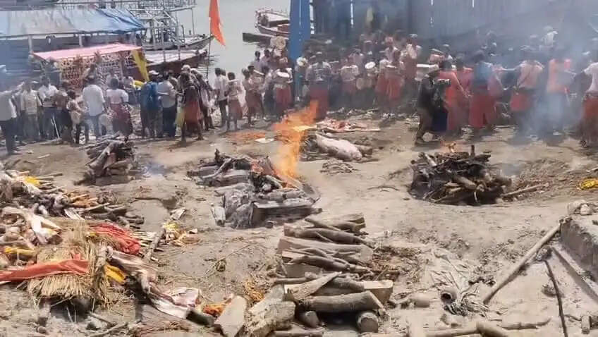 मणिकर्णिका घाट पर खेली गई चिता भस्म की होली, उमड़े काशीवासी, विदेशी सैलानी भी बने अनूठे उत्सव के साक्षी&nbsp;