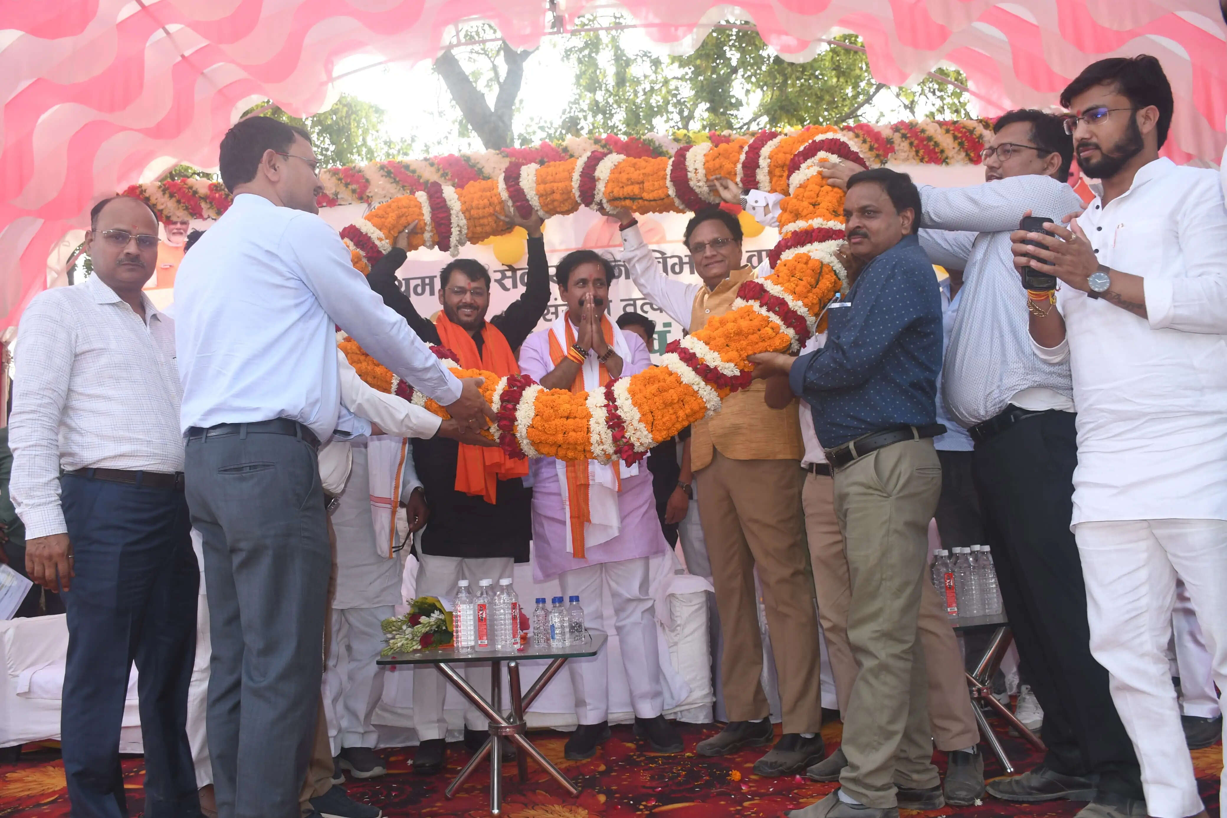 श्रमिकों के कल्याण के लिए सरकार कटिबद्ध: श्रम मंत्री अनिल राजभर ने वाराणसी में 1131 श्रमिकों को 5.03 करोड़ से लाभान्वित किया