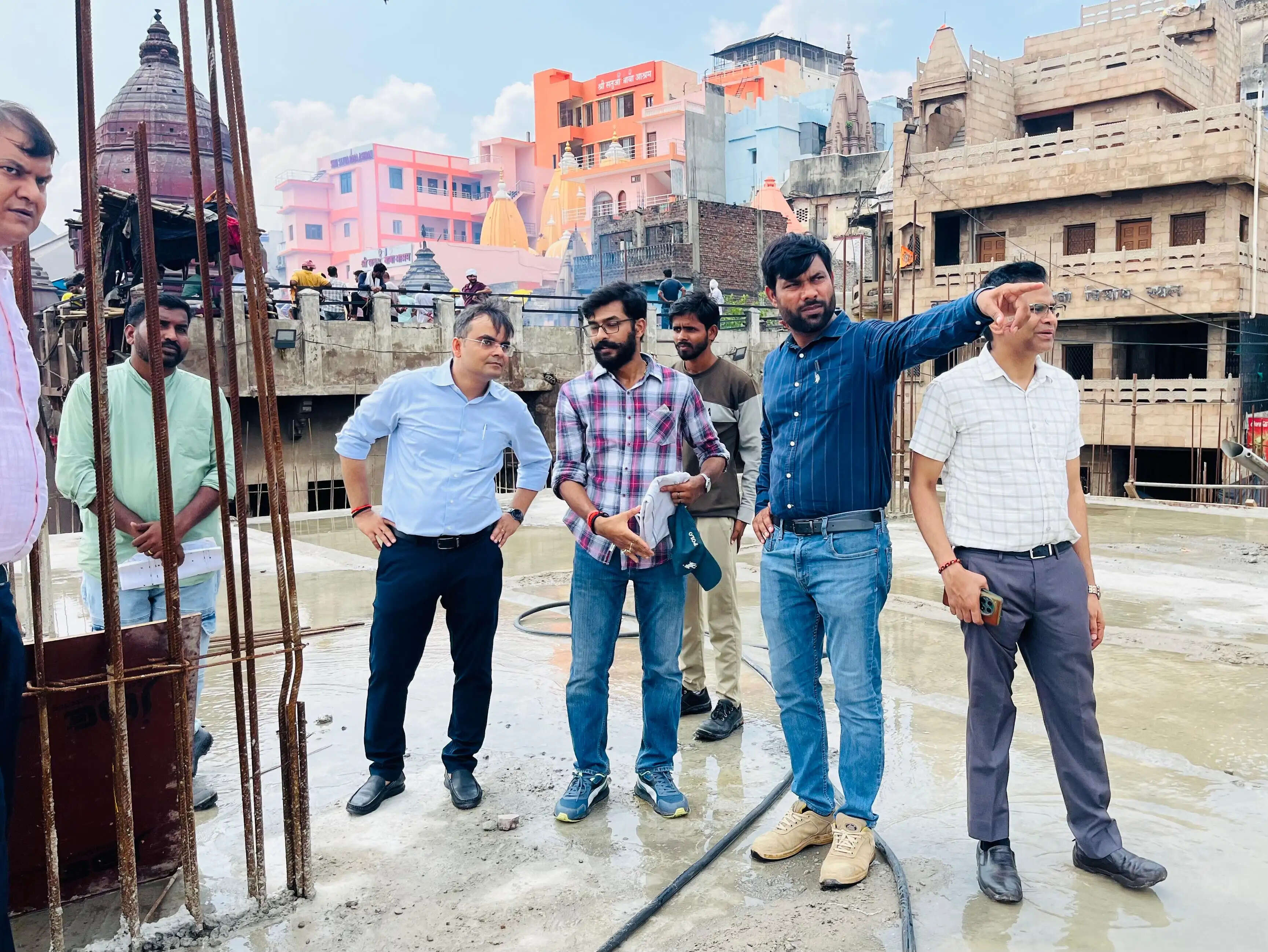 मणिकर्णिका कॉरिडोर की रफ्तार न रोके बाढ़, डीएम बोले- निचले हिस्से में काम रुके तो ऊपरी स्तर पर रखें जारी