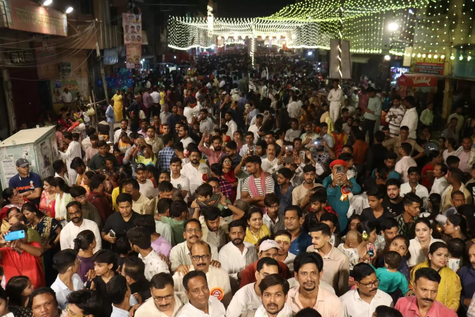 चेतगंज की विश्व प्रसिद्ध नक्क्टैया का आयोजन शुक्रवार की रात किया गया। नक्कटैया में देश भर से आए लाग विमान शामिल हुए। इसमें तरह-तरह की झाकियों ने लोगों का मन मोह लिया। पहलगाम हमले के बाद पाकिस्तान के खिलाफ भारत के ऑपरेशन सिंदूर की झांकी ने लोगों का ध्यान खींचा।