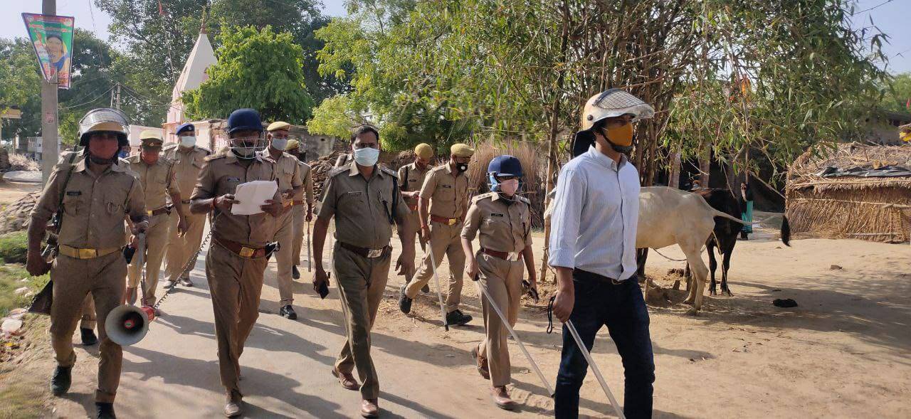 चंदौली : कोरोना कर्फ्यू व पंचायत चुनाव को लेकर सड़क पर उतरे अफसर, निकाला फ्लैग मार्च