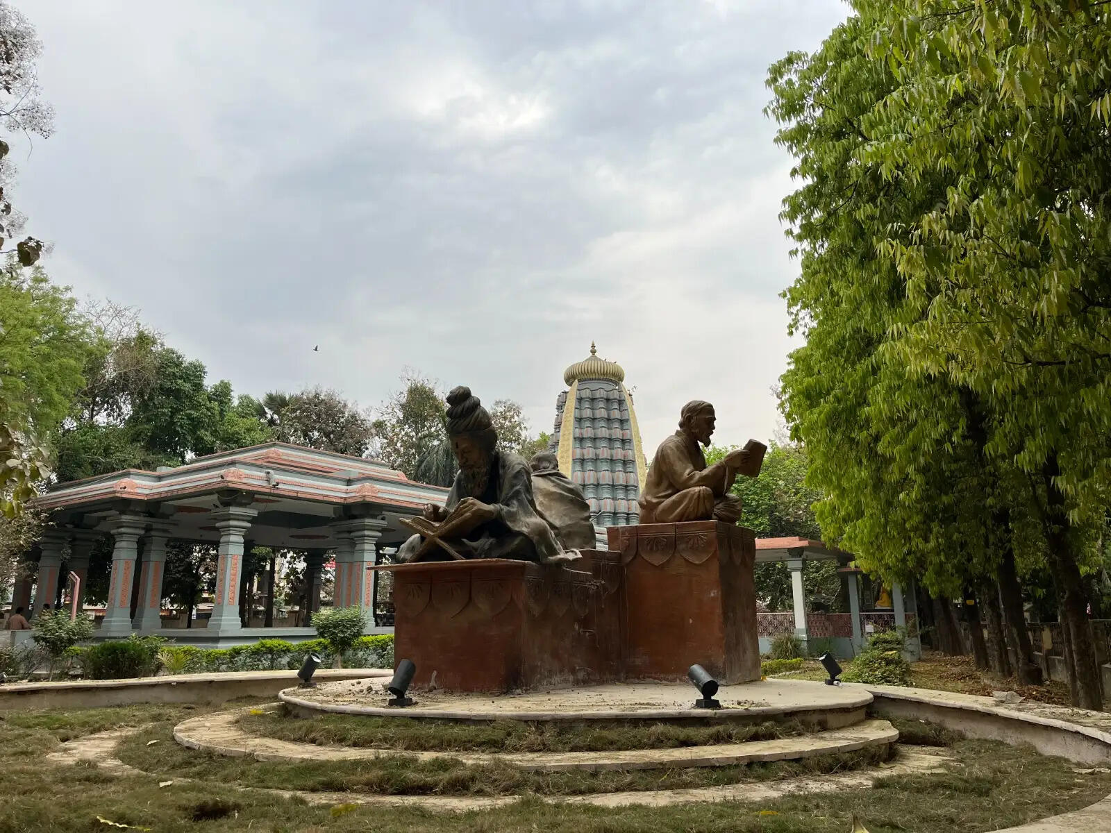 वाराणसी के चौक-चौराहों पर उभर रही है कला की चमक, विरासत से जुड़ रही है पहचान