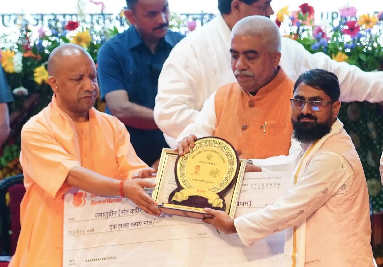 हथकरघा को नई पहचान दिला रही योगी सरकार, बुनकरों का बढ़ा उत्साह