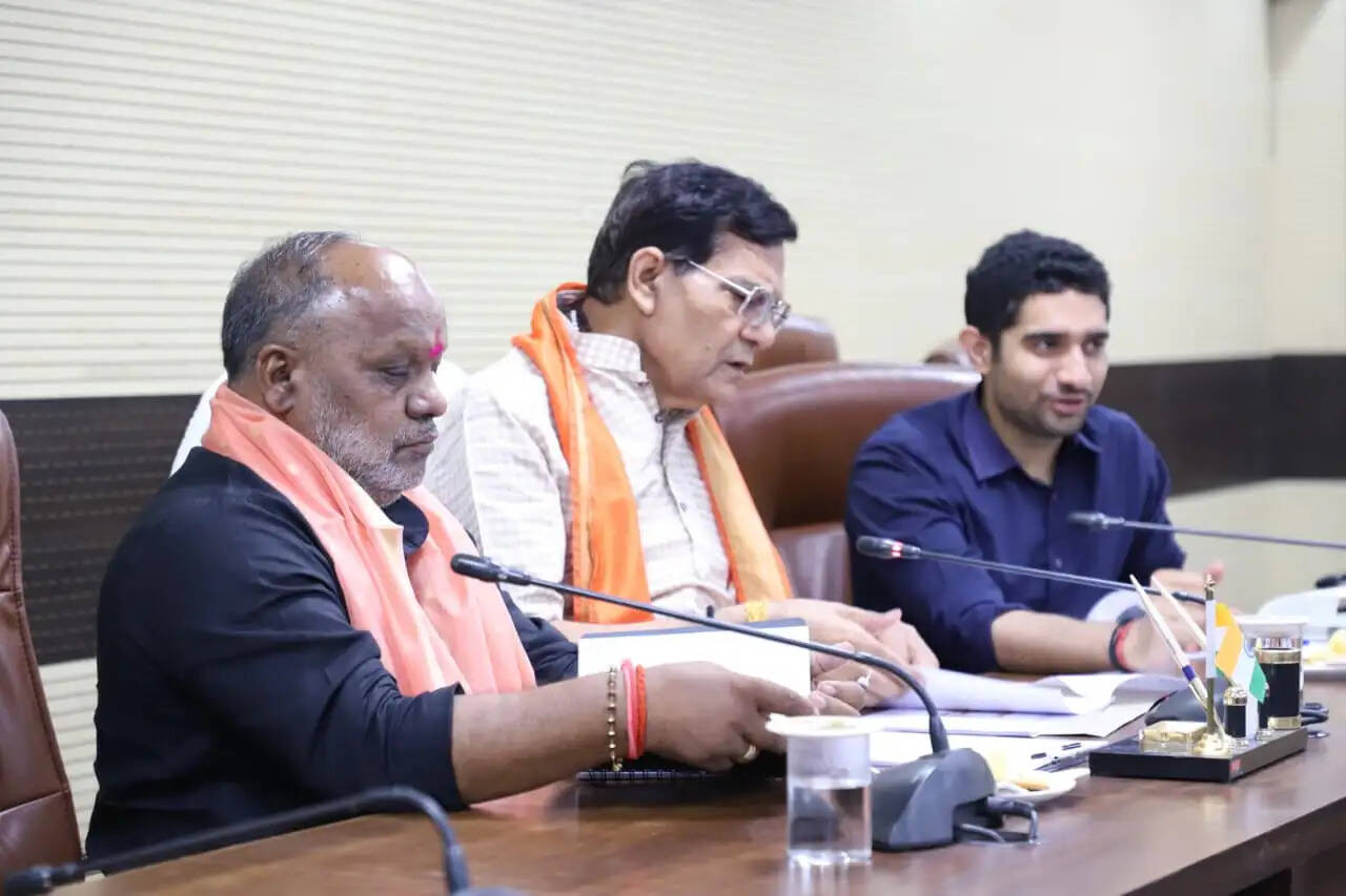 आगामी मानसून को देखते हुए वाराणसी में जलजमाव और गंदगी की समस्या से निपटने के लिए प्रशासन ने तैयारियां तेज कर दी हैं। शनिवार को सर्किट हाउस सभागार में आयोजित समीक्षा बैठक में उत्तर प्रदेश के नगर विकास मंत्री एके शर्मा ने नगर निगम और जलकल विभाग के अधिकारियों को शहर के सभी छोटे-बड़े नालों की सफाई समय से पूरी कराने का निर्देश दिया। उन्होंने कहा कि नालों से निकाली गई सिल्ट और मलबे का तत्काल उठान सुनिश्चित किया जाए, ताकि वह दोबारा नालों में न जाए और सड़कों पर गंदगी न फैले। उन्होंने चेतावनी दी कि सफाई कार्य में लापरवाही मिलने पर संबंधित अधिकारियों के खिलाफ कड़ी कार्रवाई की जाएगी।