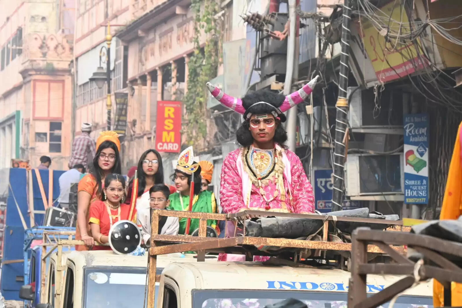 श्री काशी विश्वनाथ धाम की चौथी वर्षगांठ के अवसर पर शिव बारात समिति की ओर से शनिवार को भव्य शोभायात्रा का आयोजन किया गया। शोभायात्रा मैदागिन से प्रारंभ होकर दशाश्वमेध घाट तक निकाली गई, जिसमें शिवभक्तों की भारी भीड़ उमड़ी। डमरू-नगाड़ों की गूंज, हर-हर महादेव के जयघोष और आकर्षक झांकियों ने पूरे मार्ग को भक्तिमय वातावरण से सराबोर कर दिया।