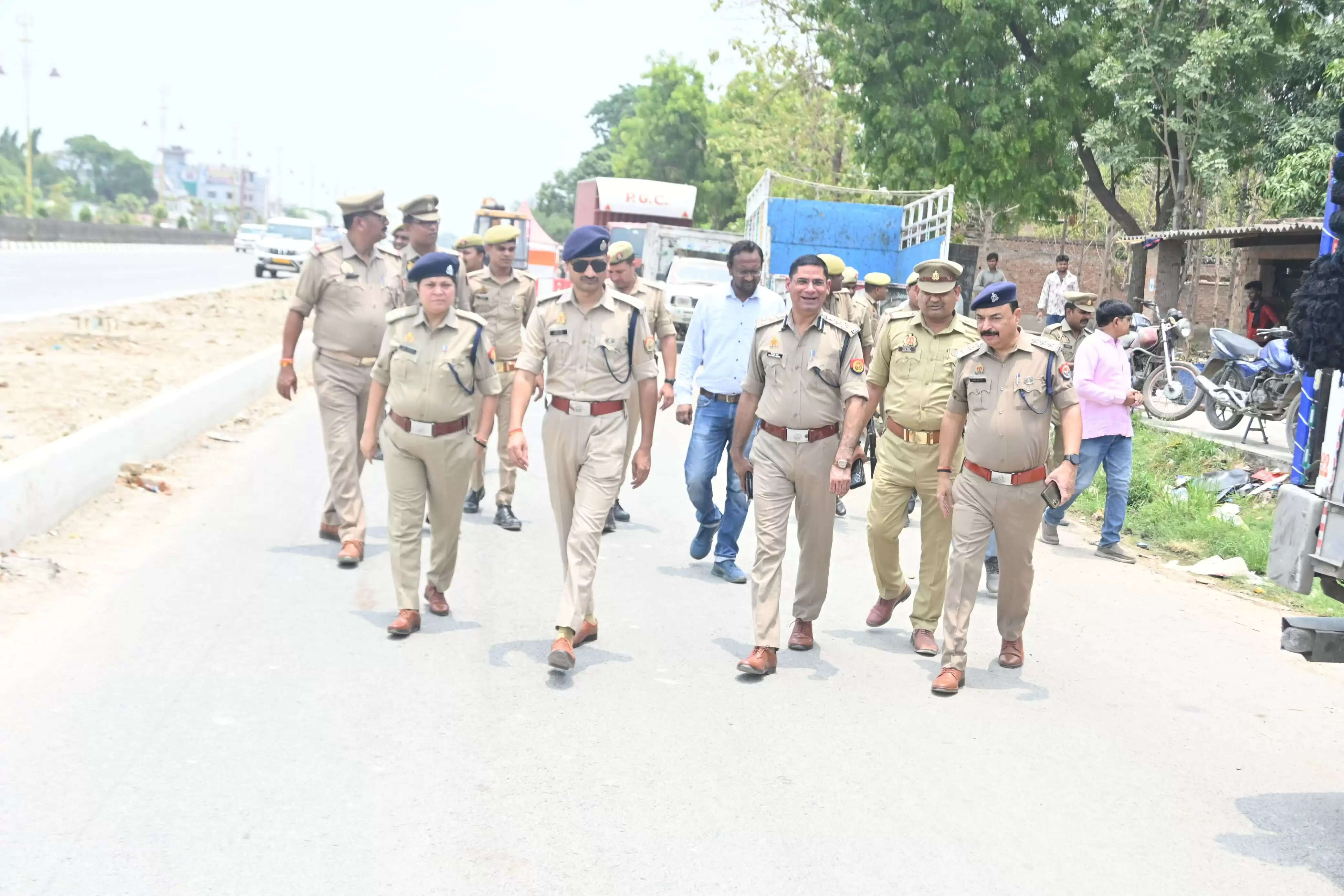 वाराणसी में मुख्यमंत्री के आगमन से पहले सुरक्षा व्यवस्था का निरीक्षण